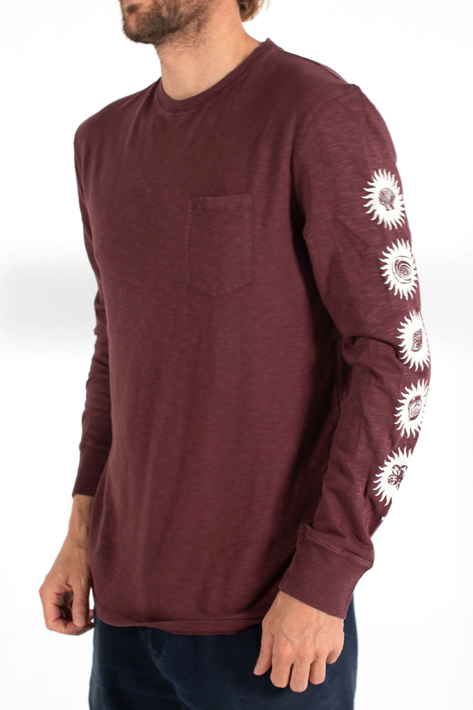 
                  
                    Pukas-Surf-Shop-surfing-the-basque-country-tee-burgundy-5-shells
                  
                