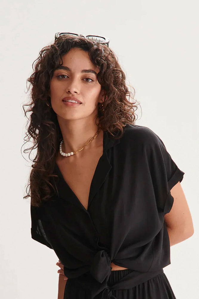 Pukas-Surf-Shop-woman-shirt-24colours-shirt-in-black