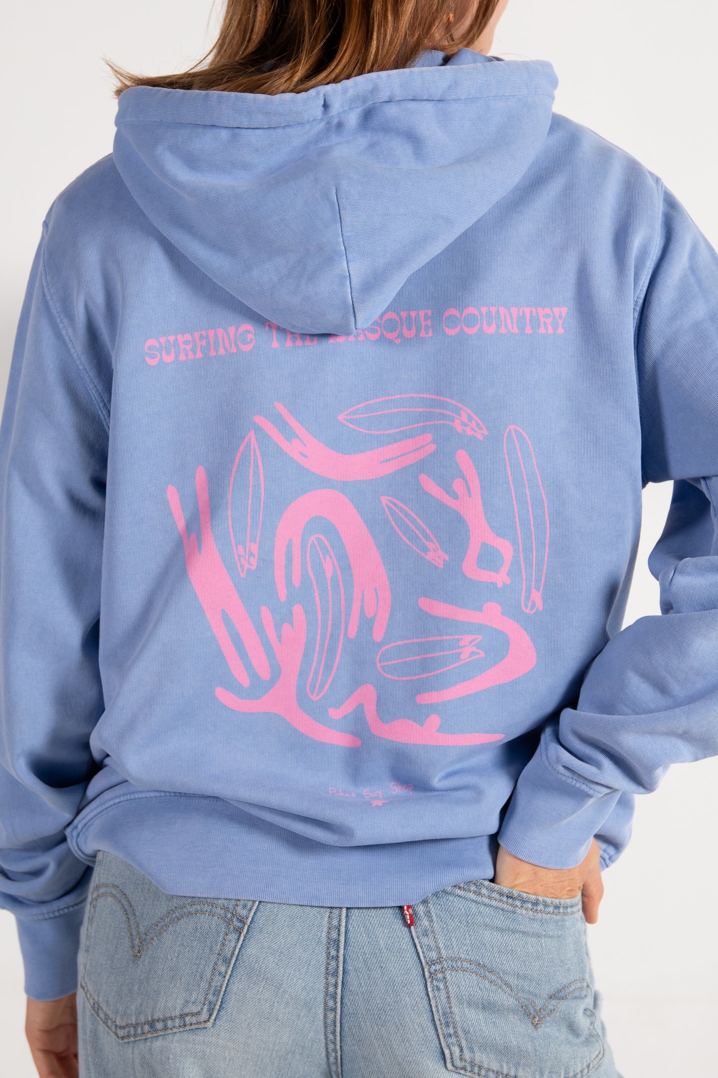 
                  
                    PUKAS-SURF-SHOP-HOODIE-WOMAN-SURFING-THE-BASQUE-COUNTRY-CORRIENTES-BLUE
                  
                