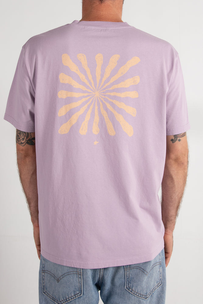 PUKAS-SURF-SHOP-TEE-MAN-SURFING-THE-BASQUE-COUNTRY-ANEMONA-PURPLE