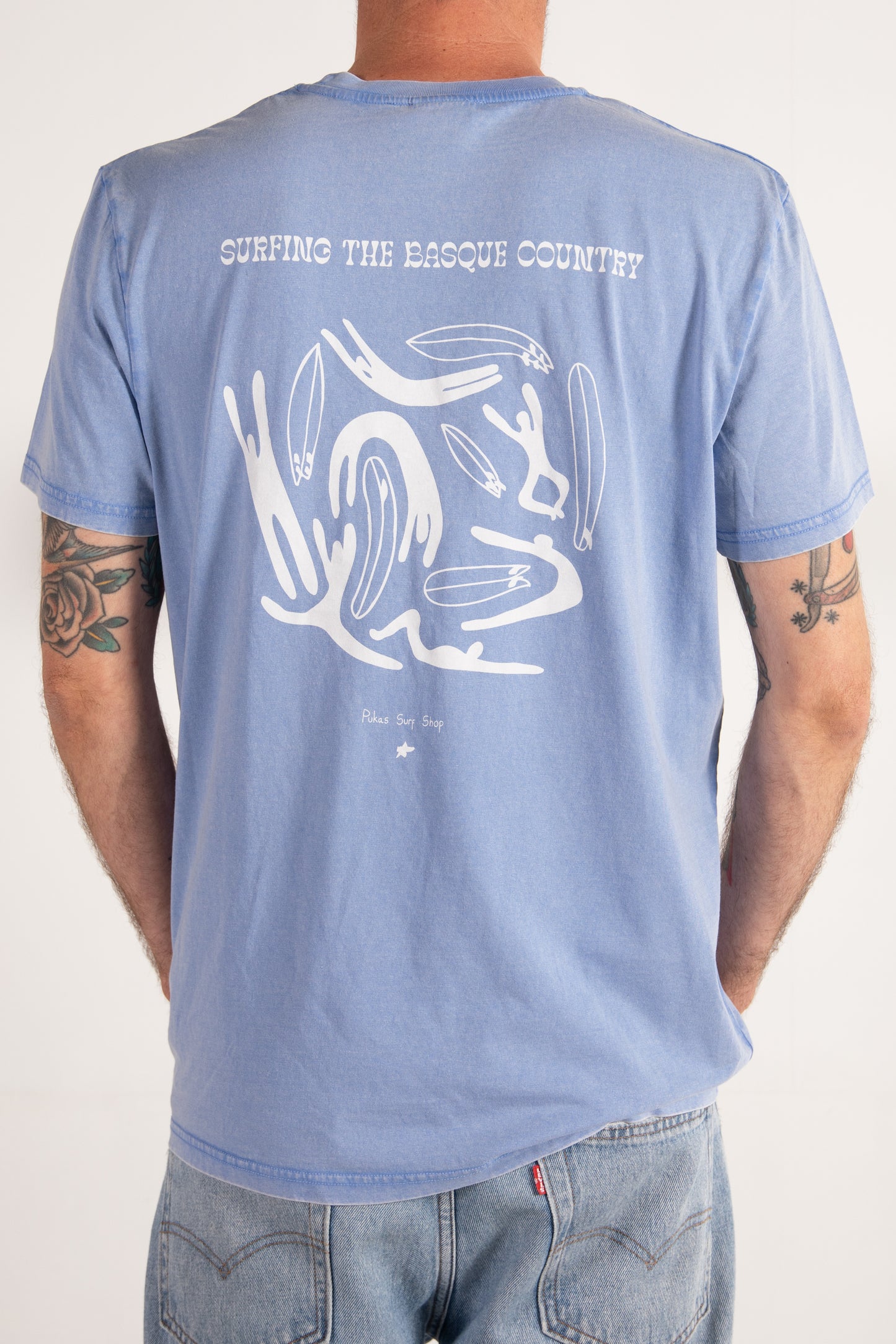 PUKAS-SURF-SHOP-TEE-MAN-SURFING-THE-BASQUE-COUNTRY-CORRIENTES-BLUE-