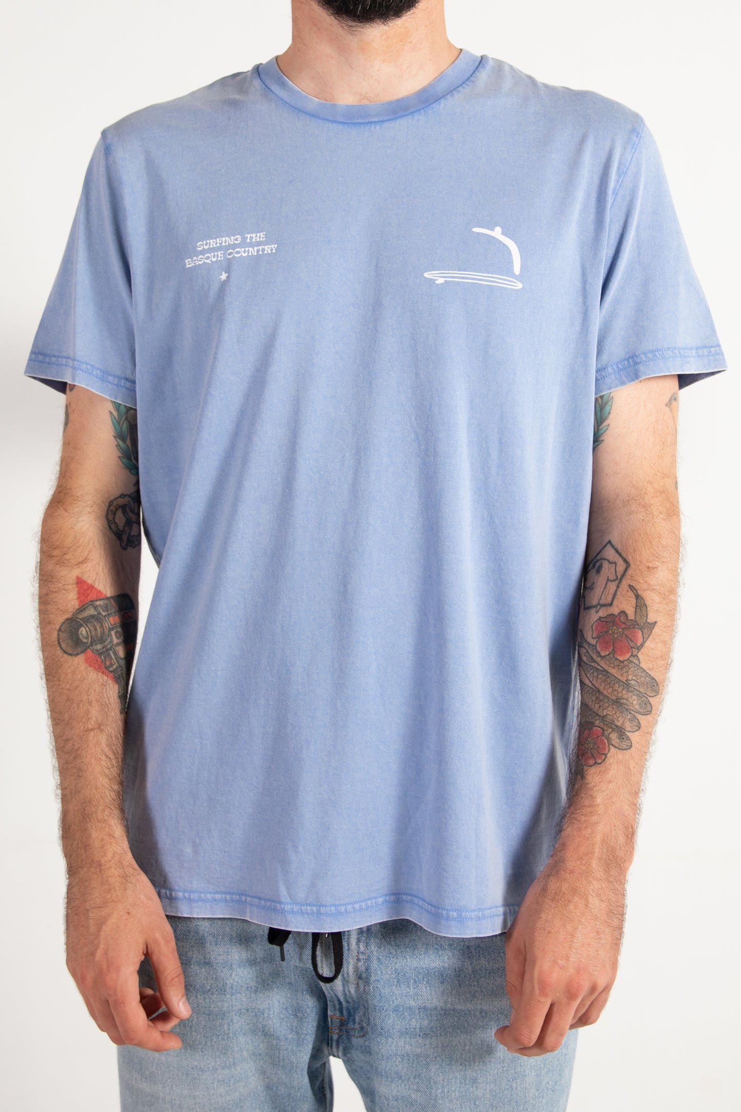 PUKAS-SURF-SHOP-TEE-MAN-SURFING-THE-BASQUE-COUNTRY-CORRIENTES-BLUE-