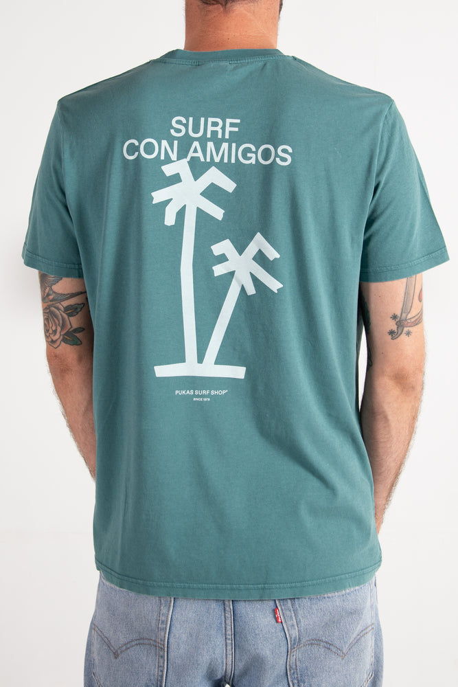 PUKAS-SURF-SHOP-TEE-MAN-SURFING-THE-BASQUE-COUNTRY-SURFING-CON-AMIGOS-GREEN