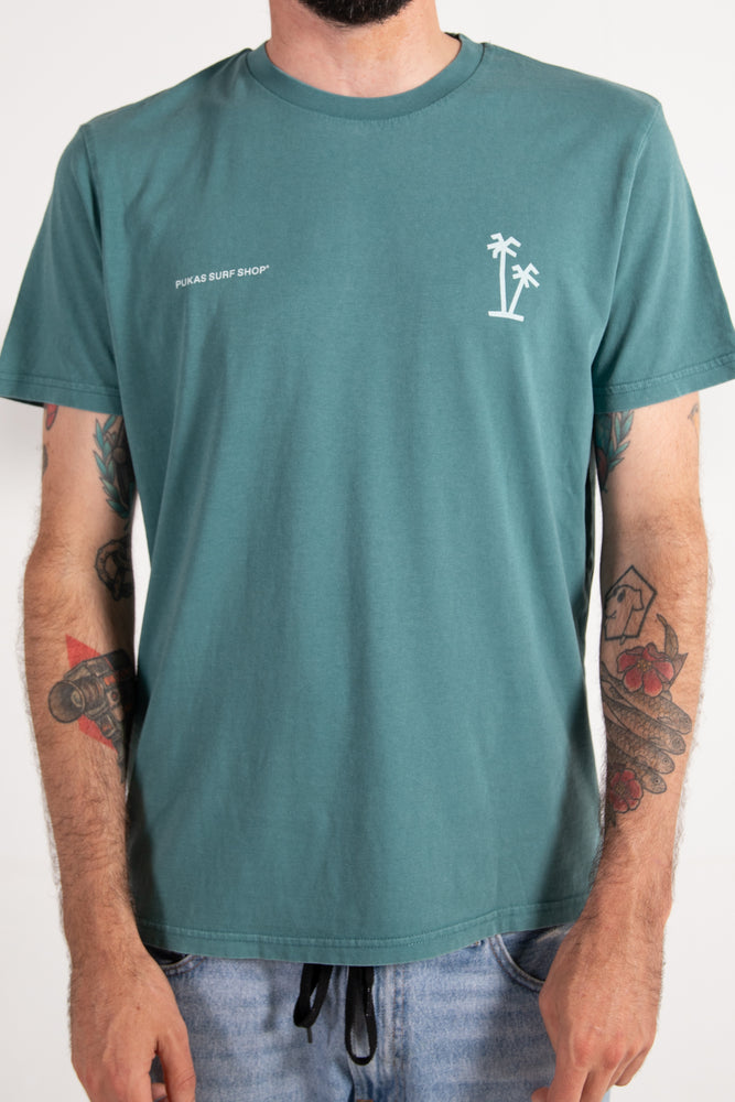 
                  
                    PUKAS-SURF-SHOP-TEE-MAN-SURFING-THE-BASQUE-COUNTRY-SURFING-CON-AMIGOS-GREEN
                  
                