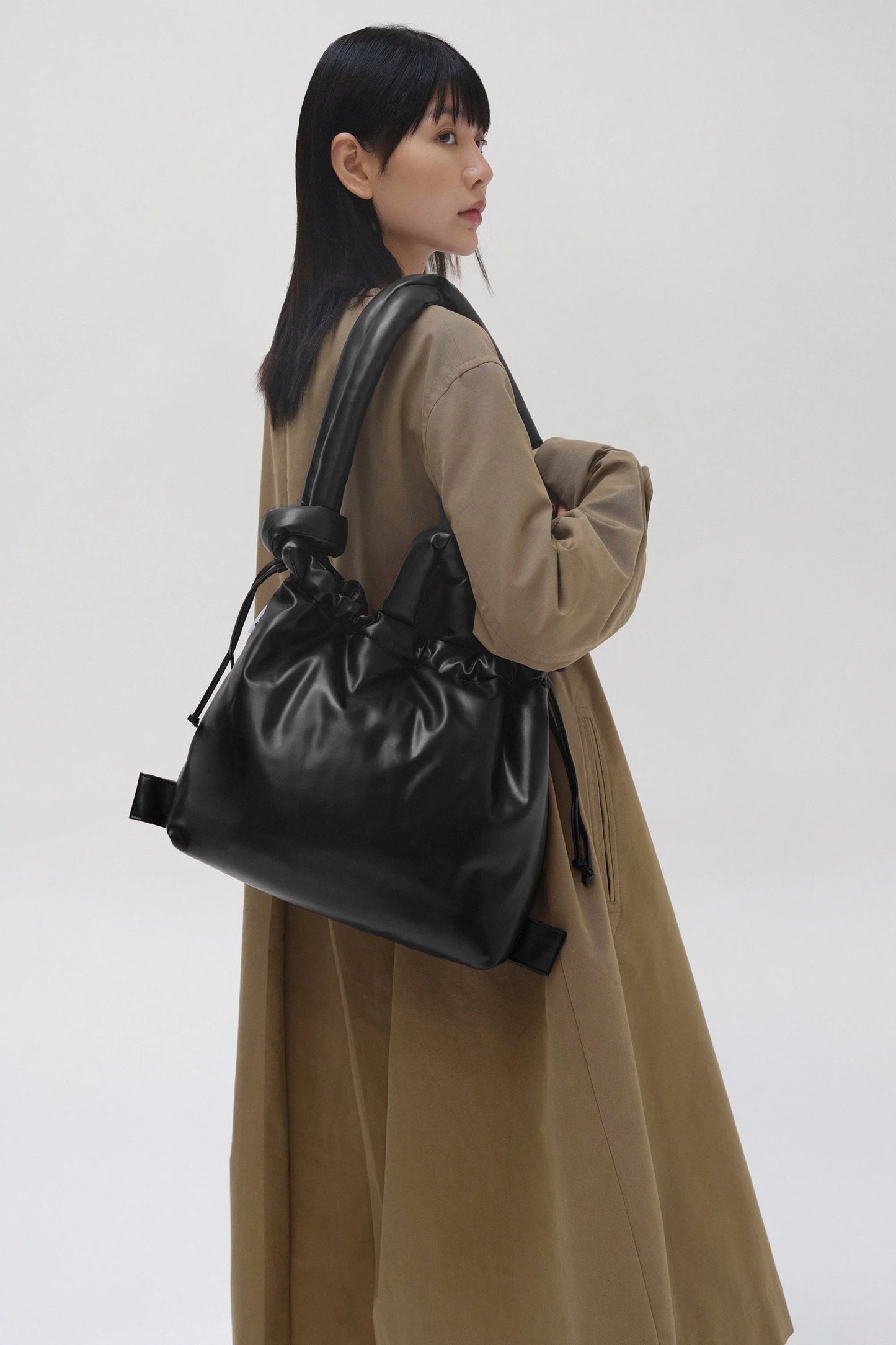 ÖLEND Ona vegan leather bag in black - side profile and strap detail