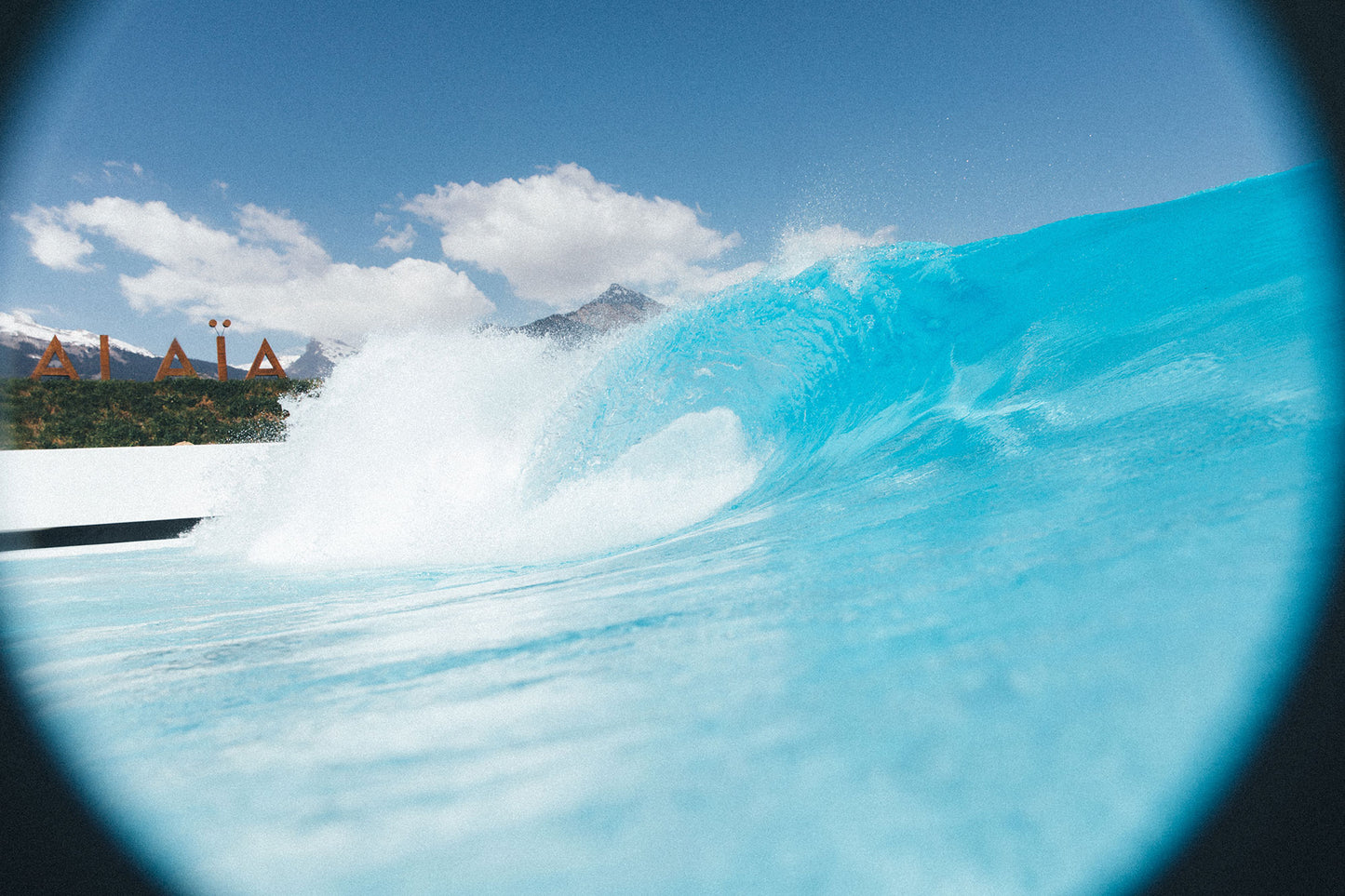 Wave pool at Alaïa Bay - surfboard testing in artificial waves