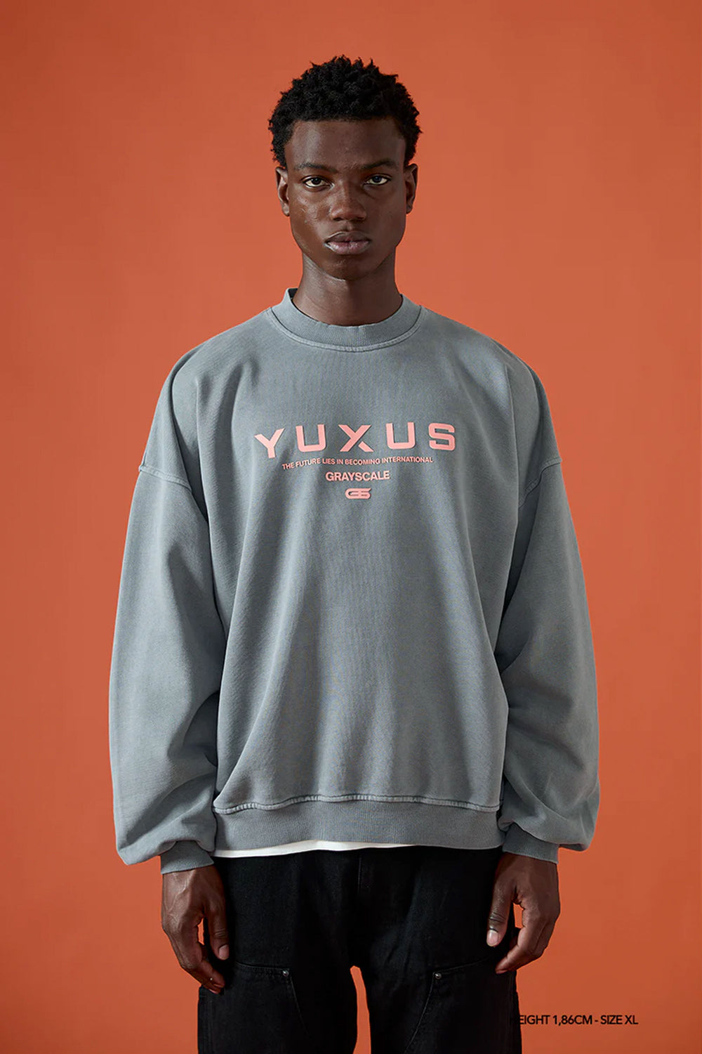 Pukas-Surf-Shop-Crewneck-Man-Yuxus-grayscale-dim