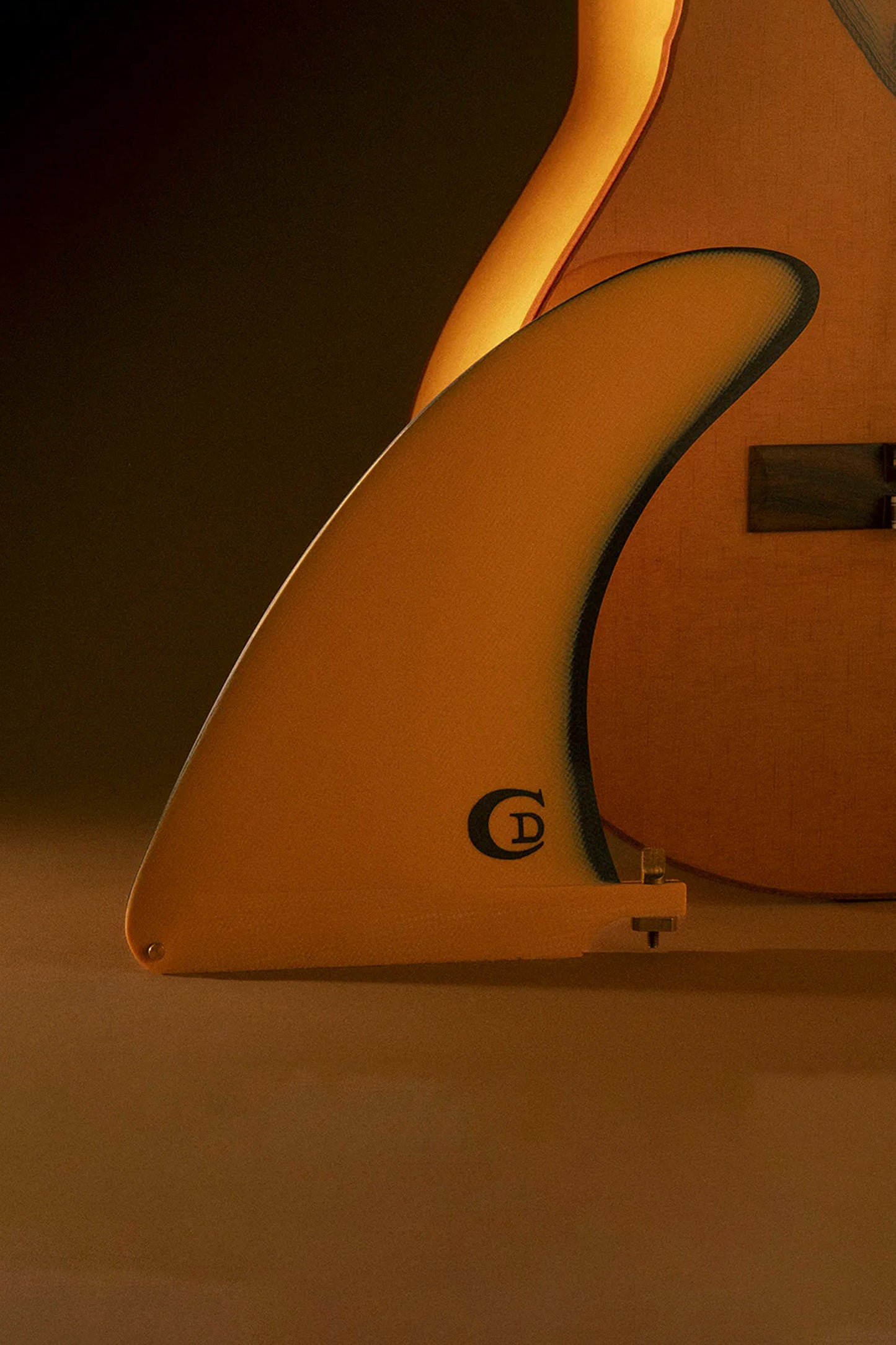 Deflow Solea single fin on a brown background