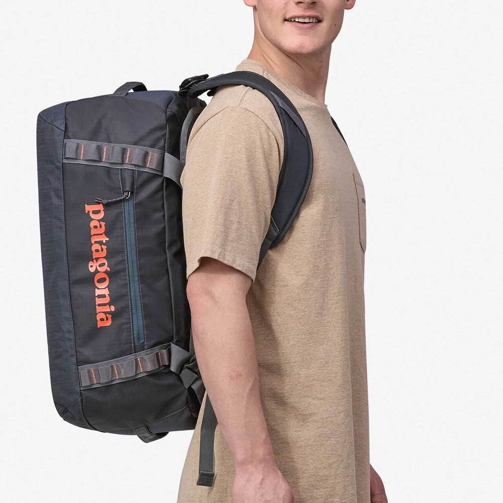 Pukas-Surf-Shop-Duffel-Patagonia-Black-Hole-40L