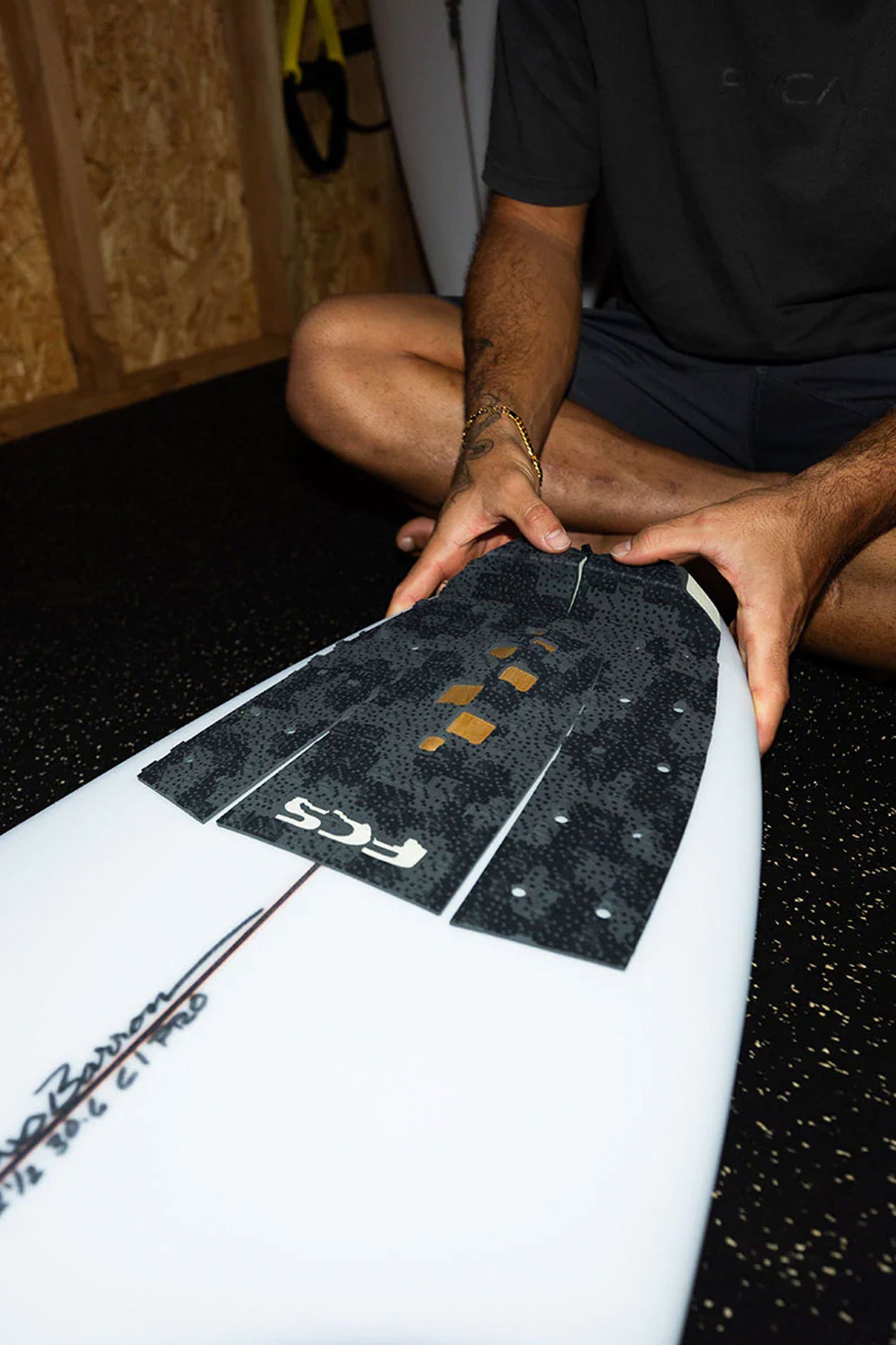 Pukas-Surf-Shop-Grip-FCS-Barron-Brass-Black-1