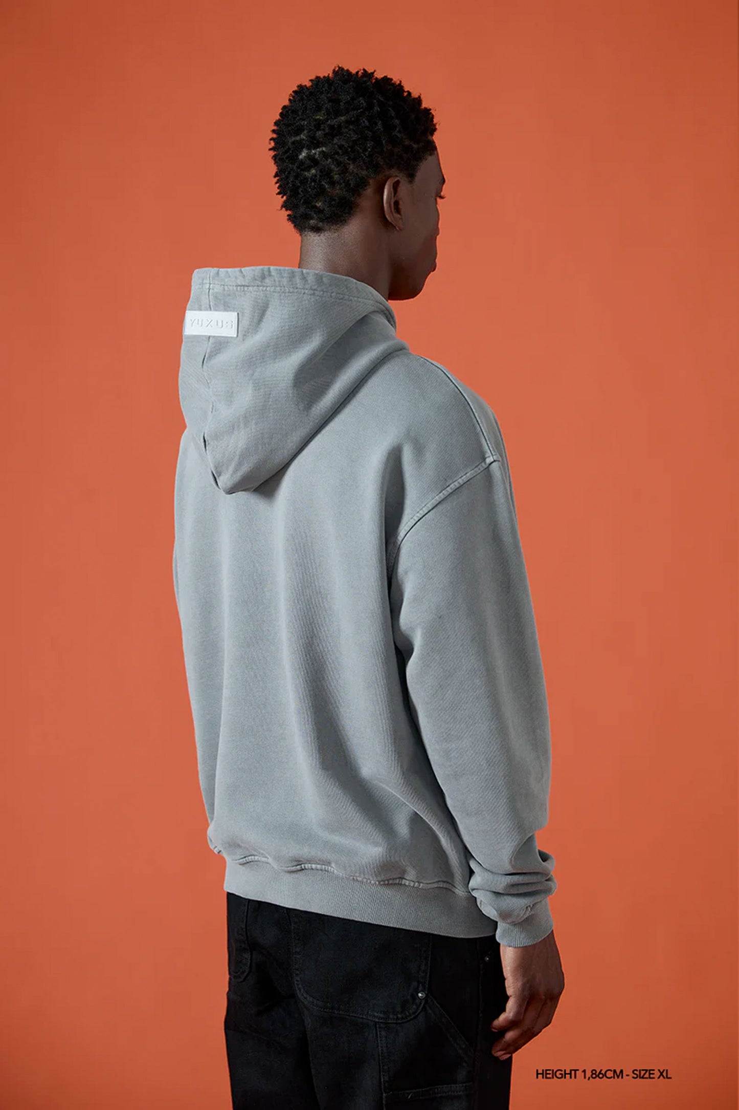 Pukas-Surf-Shop-Hoodie-Man-Yuxus-grayscale-argent