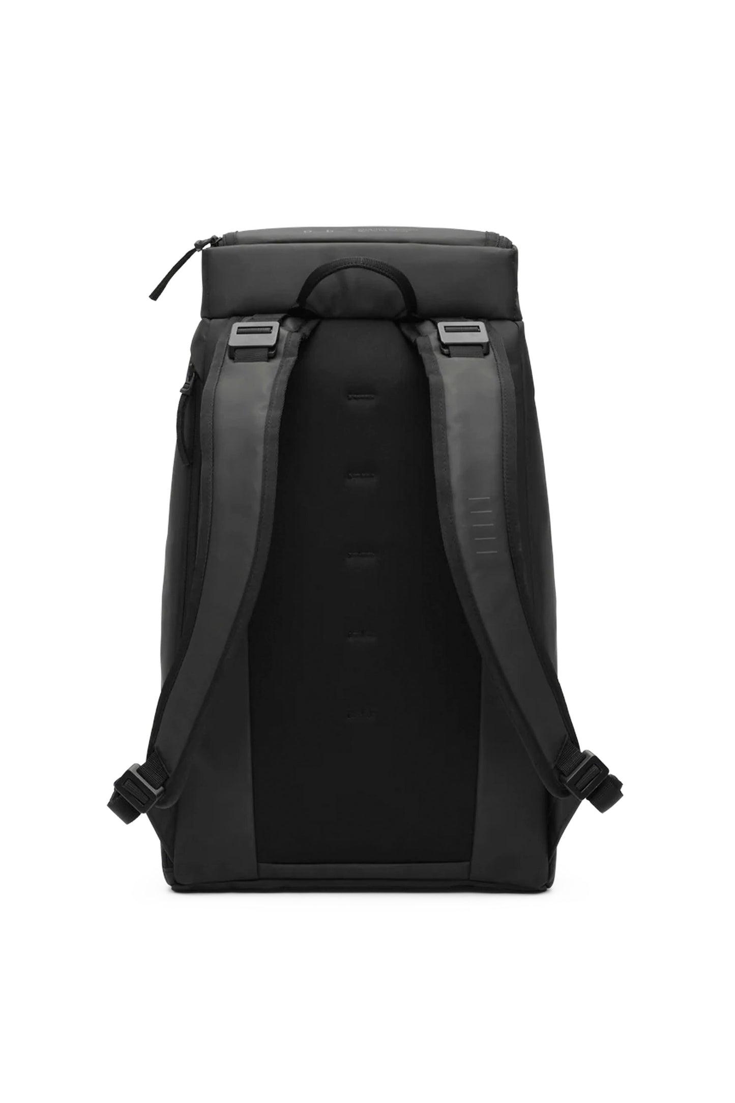 Db Hugger Backpack 25L in Black Out – structured 25L daypack with Rib Cage Technology, padded 16″ laptop compartment and weather-resistant exterior, available at Pukas Surf Shop