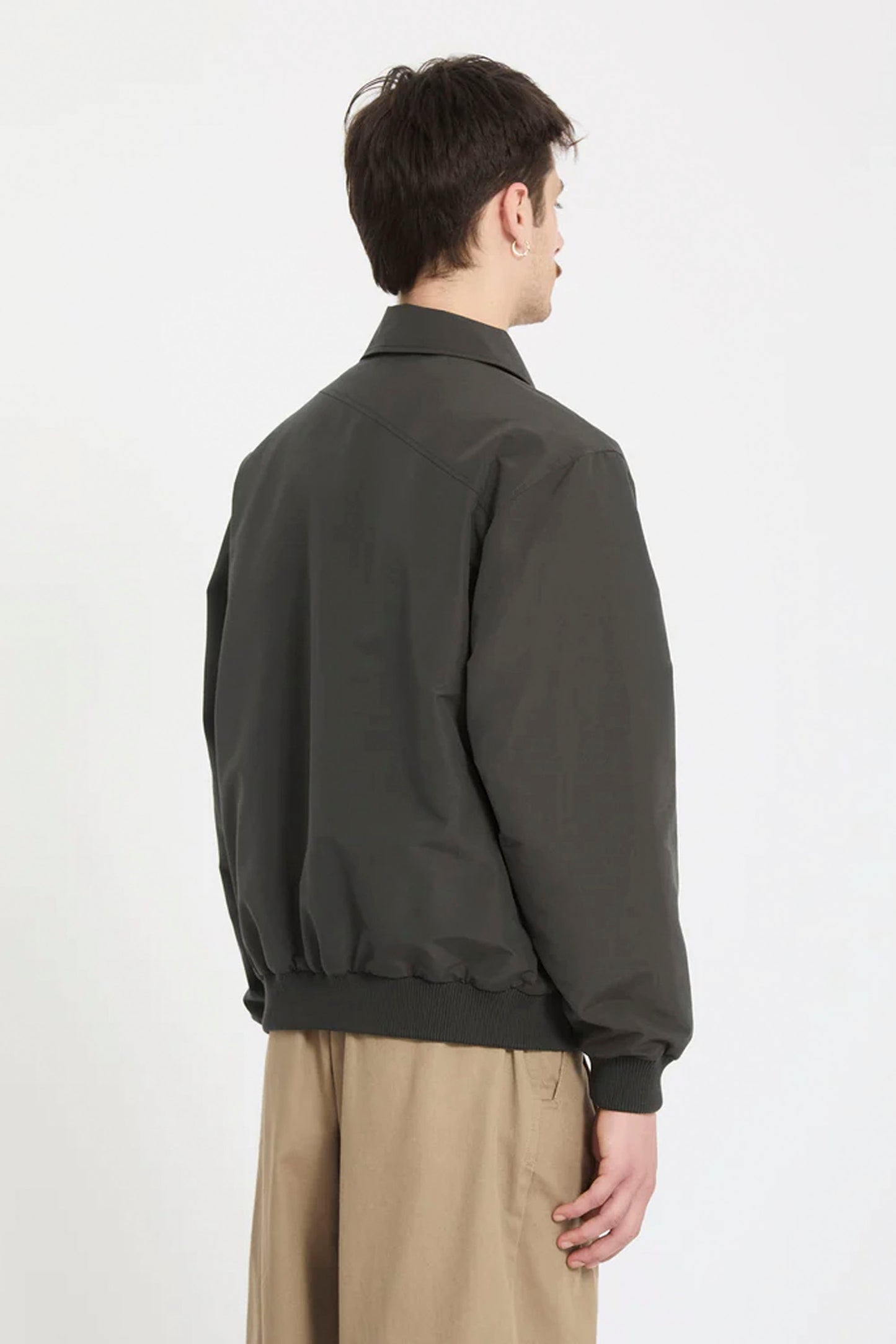 VOLCOM Likurtis Jacket in rinsed black - relaxed fit bomber-style jacket with printed taffeta lining and ribbed detailing for men