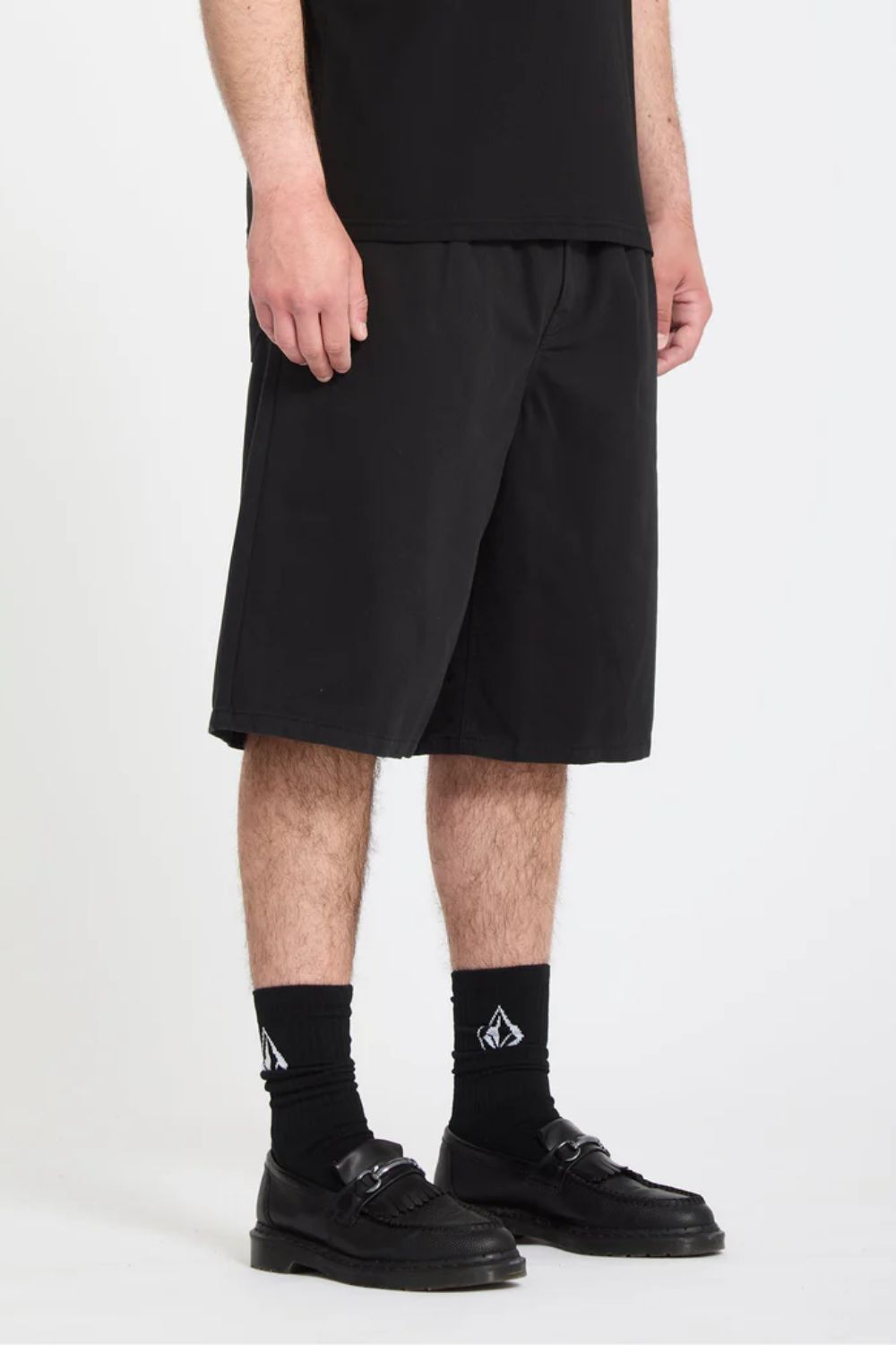 VOLCOM Chillow Pleat Chino Short black men's shorts – structured surf lifestyle summer street wear

