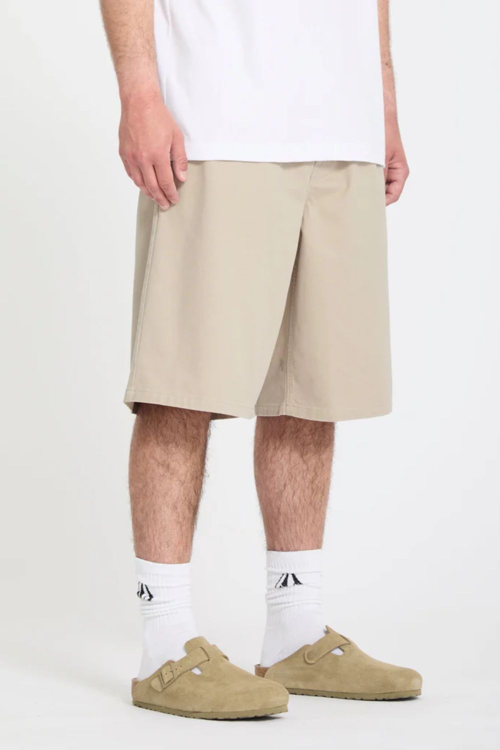 VOLCOM Chillow Pleat Chino Short light khaki men's shorts – surf lifestyle summer resort wear
