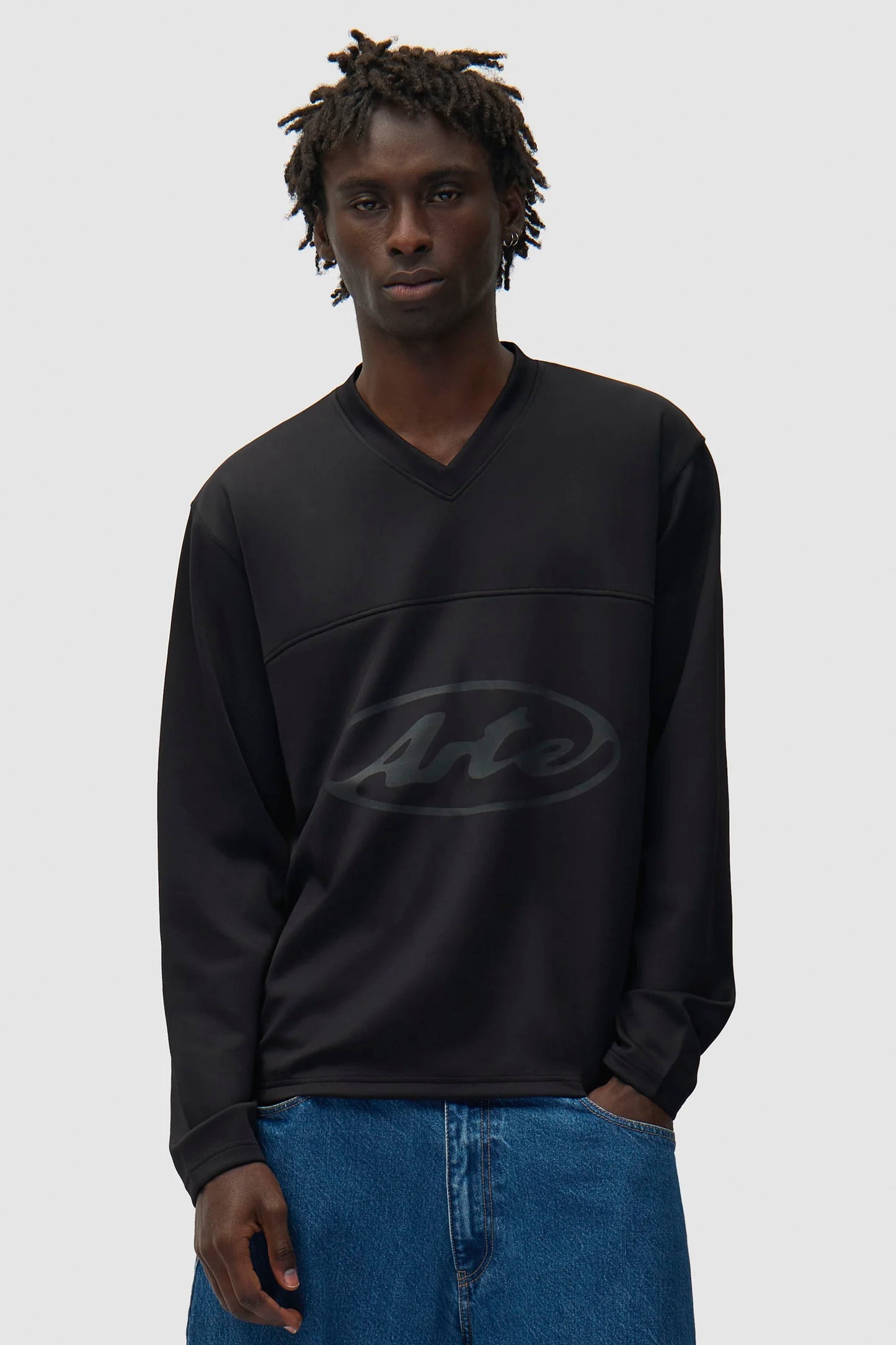 ARTE Circle Logo Longsleeve T-Shirt in black - essential coastal layer