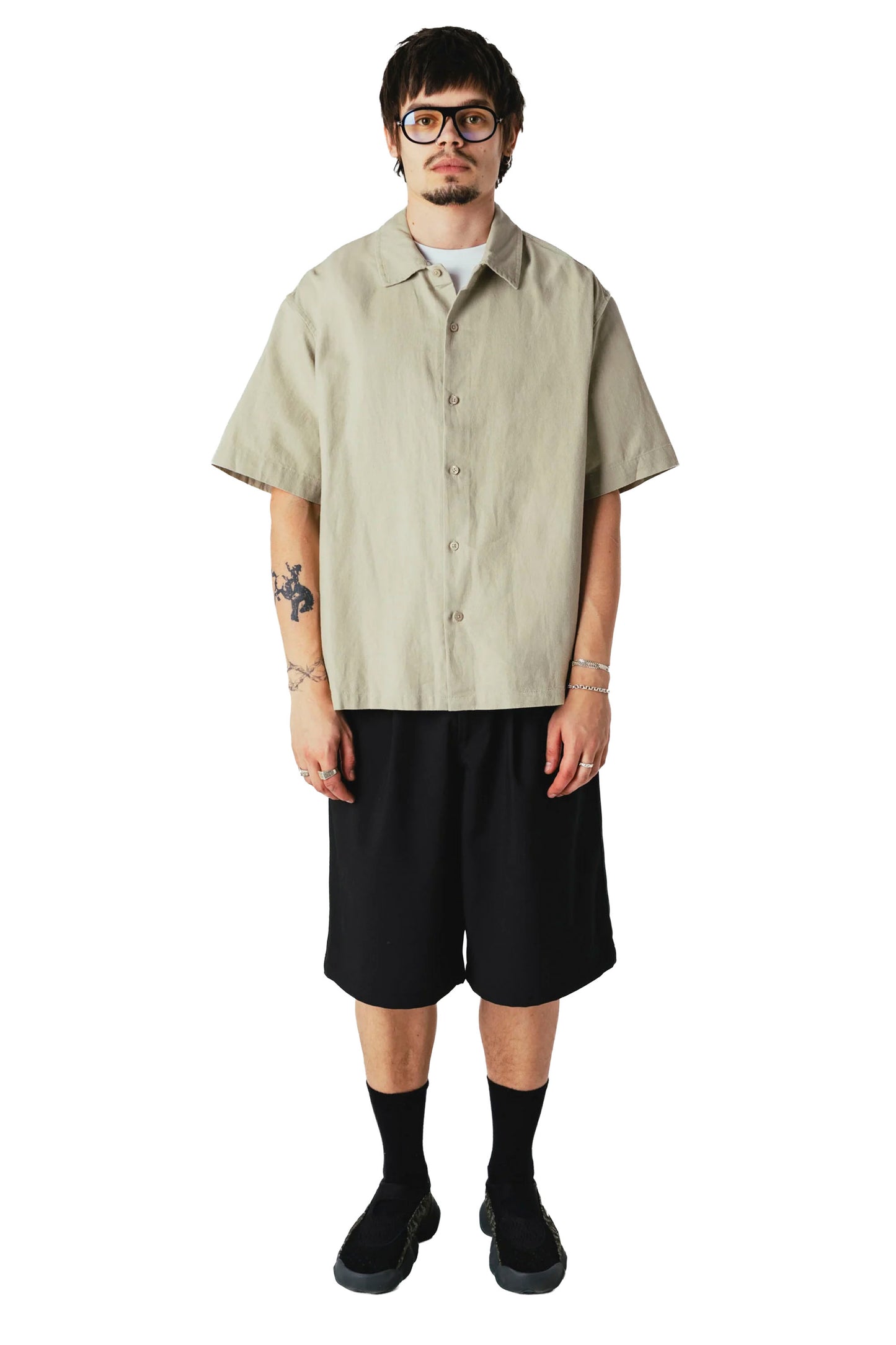 Woodbird Wbbin Guan Shorts Black — front view, soft front pleats and button zip fly closure