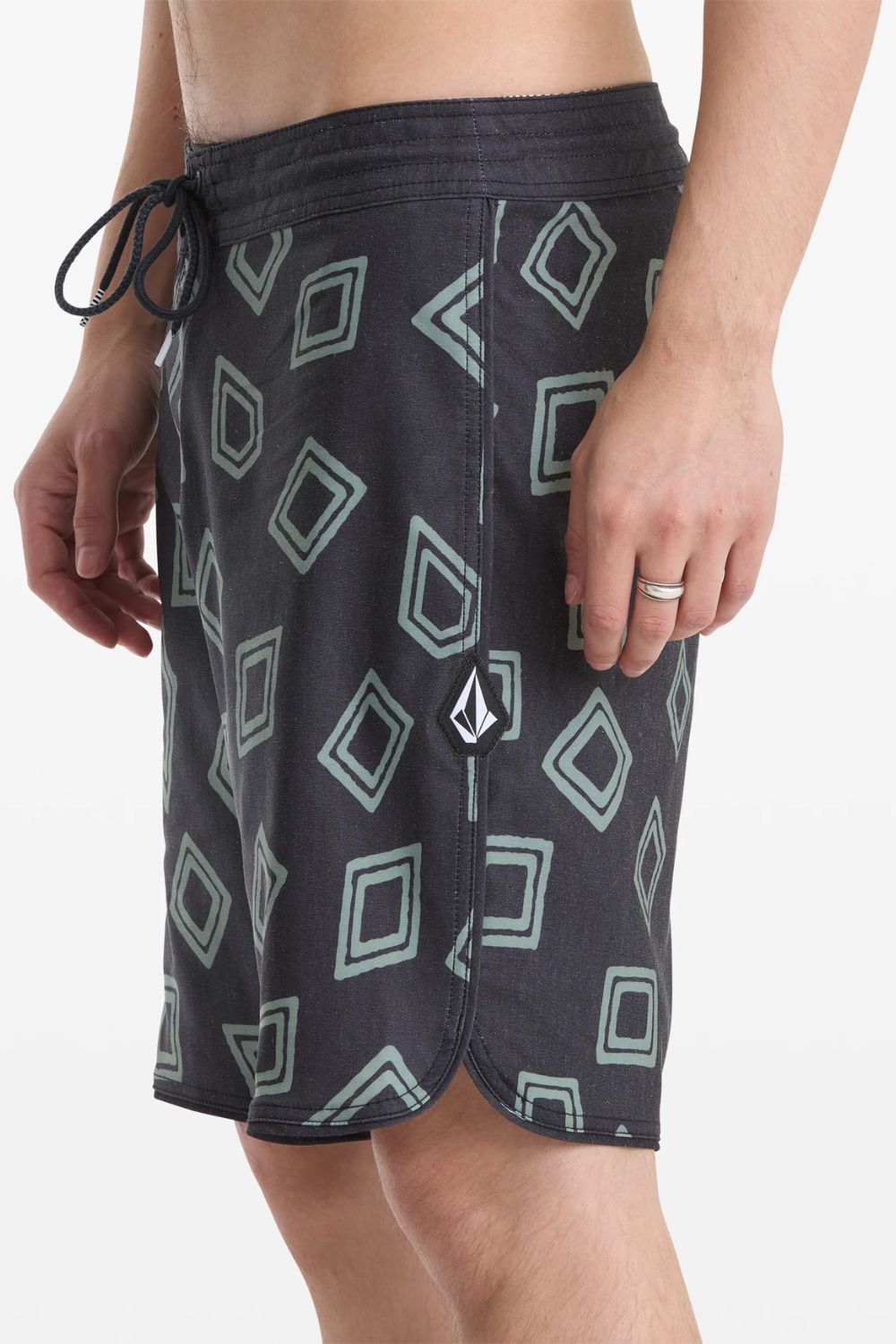 VOLCOM Contact Scallop Stoney Boardshort 19 black – premium scallop hem surf lifestyle swimwear

