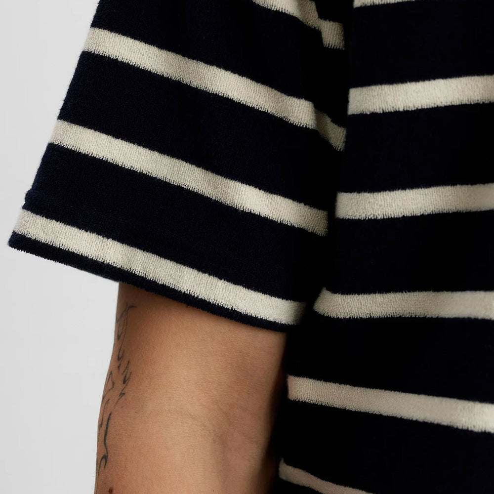 
                      
                        Pukas Surf Shop Man Tee Anerkjendt Akkikki Frotte Stripe Tee Sky Captain
                      
                    