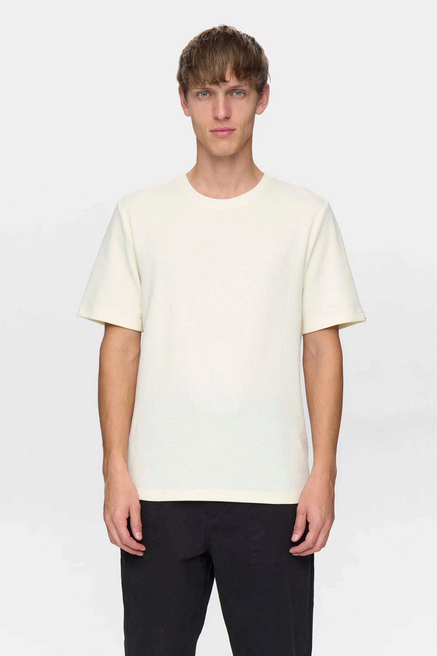 ANERKJENDT Akkikki Waffle Tee - front view with relaxed fit