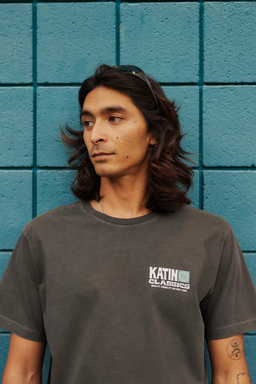Katin Helios Tee in Lead – men's relaxed fit sun-inspired surf tee, available at Pukas Surf Shop