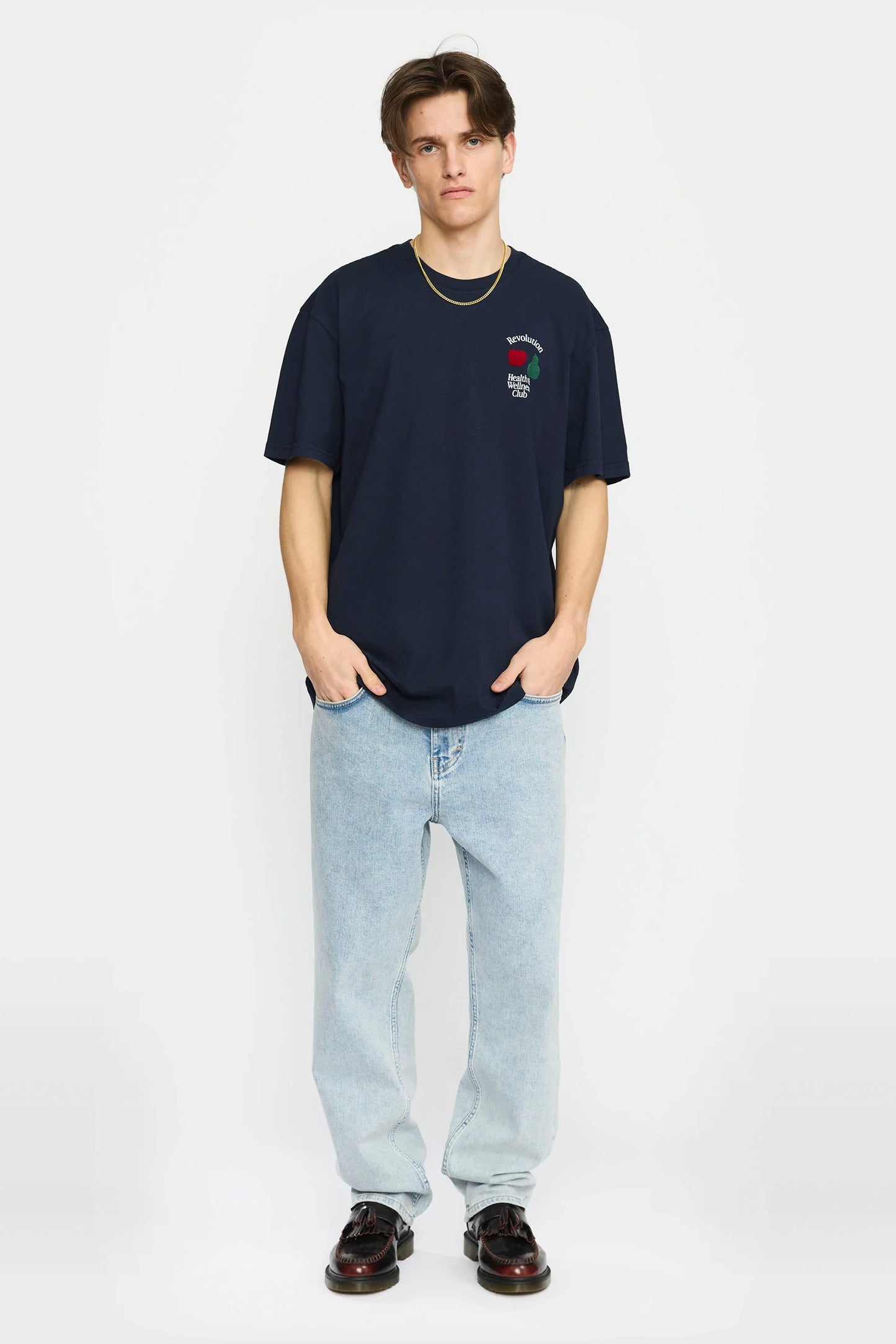 REVOLUTION Fit T-Shirt in navy blue - loose-fitted organic cotton tee with colorful chest print"