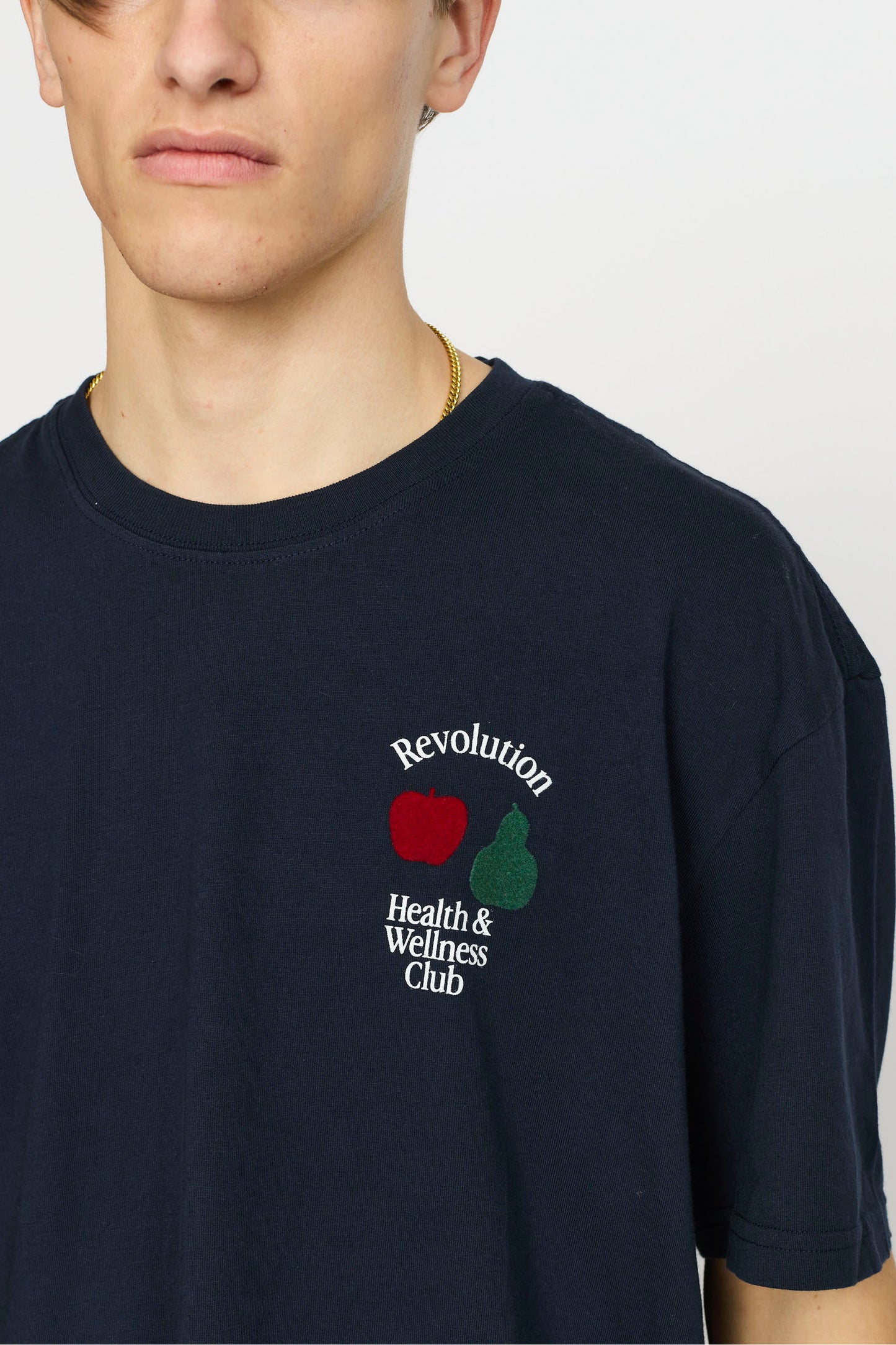 REVOLUTION Fit T-Shirt in navy blue - loose-fitted organic cotton tee with colorful chest print"