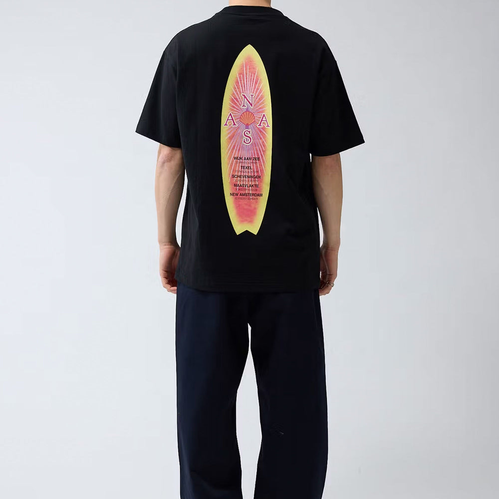 Pukas-Surf-Shop-Man-tee-New-Amsterdam-Surfboard-black