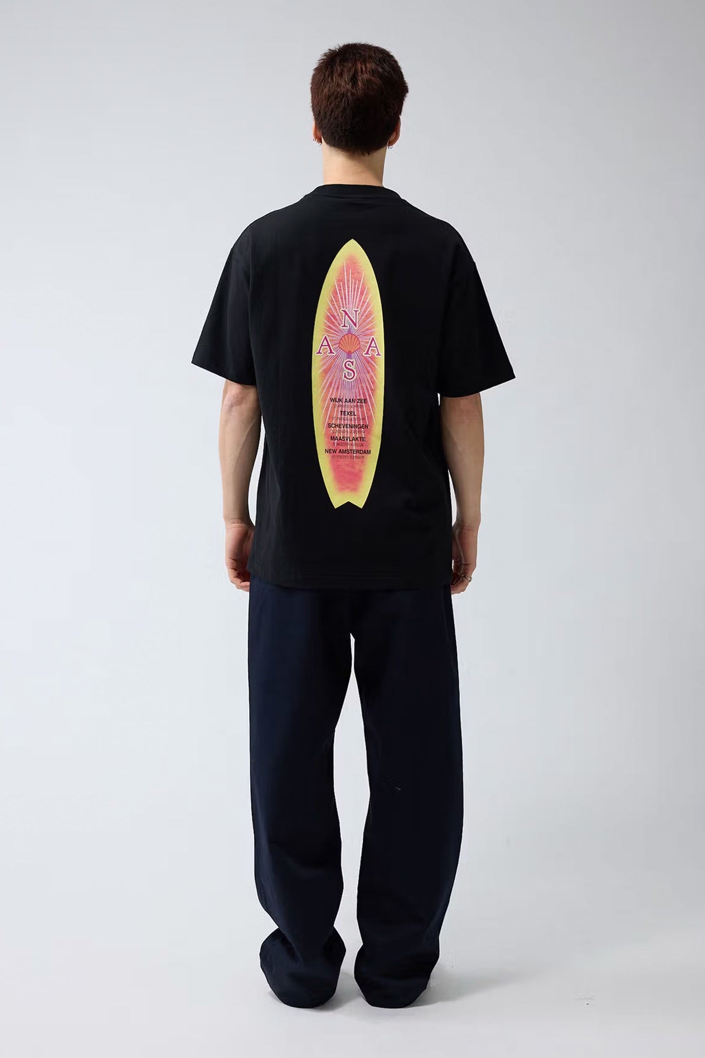 Pukas-Surf-Shop-Man-tee-New-Amsterdam-Surfboard-black