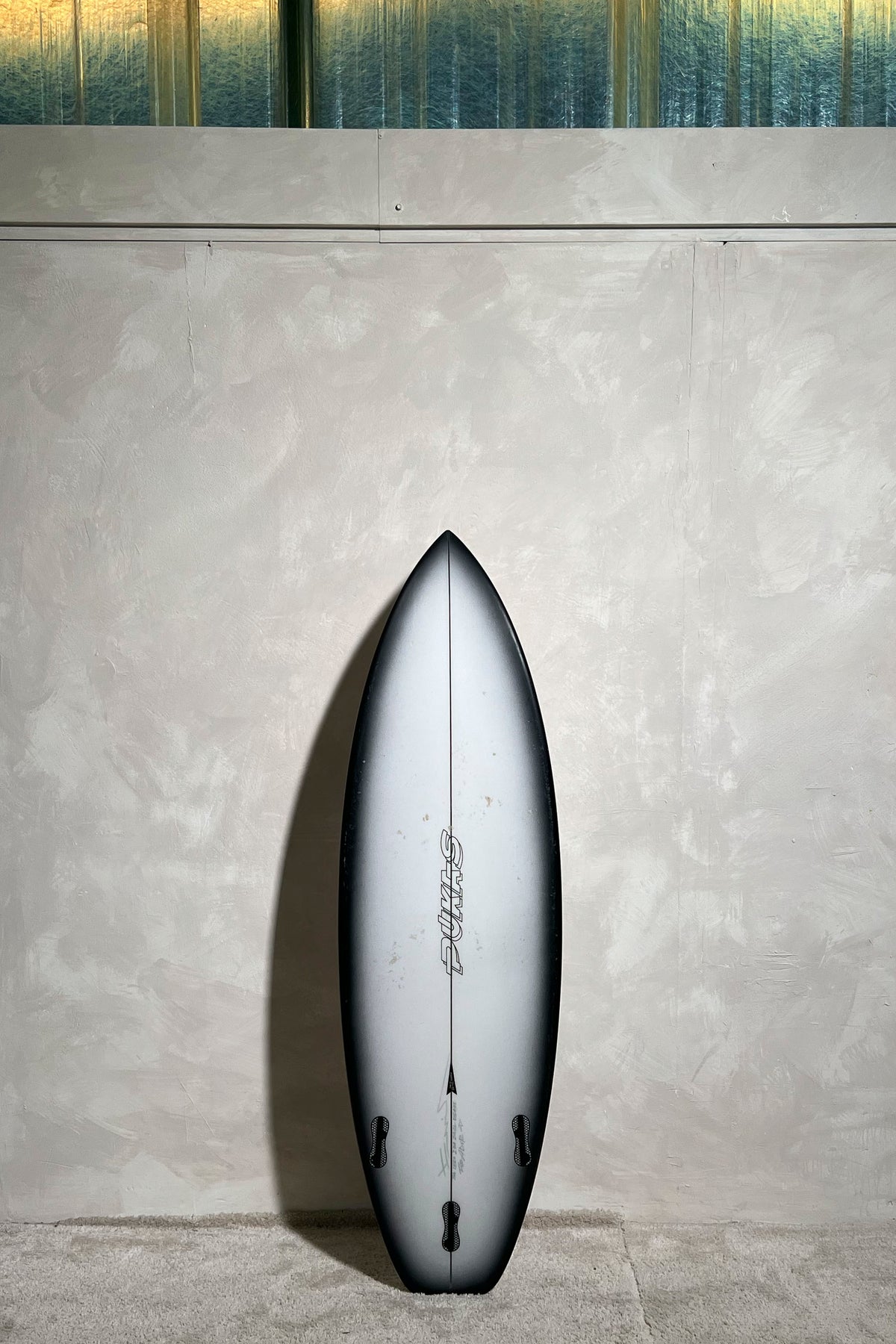 Black and white Pukas Surfboard Easy Mood size 5'4" at Pukas surf shop - 2