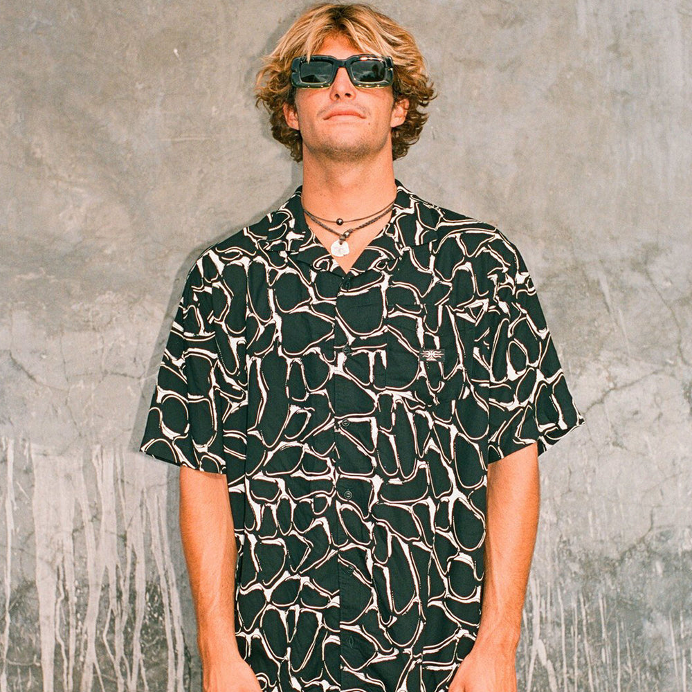 Pukas-Surf-Shop-Shirt-Man-Quicksilver-Mercury-Chrome-Black
