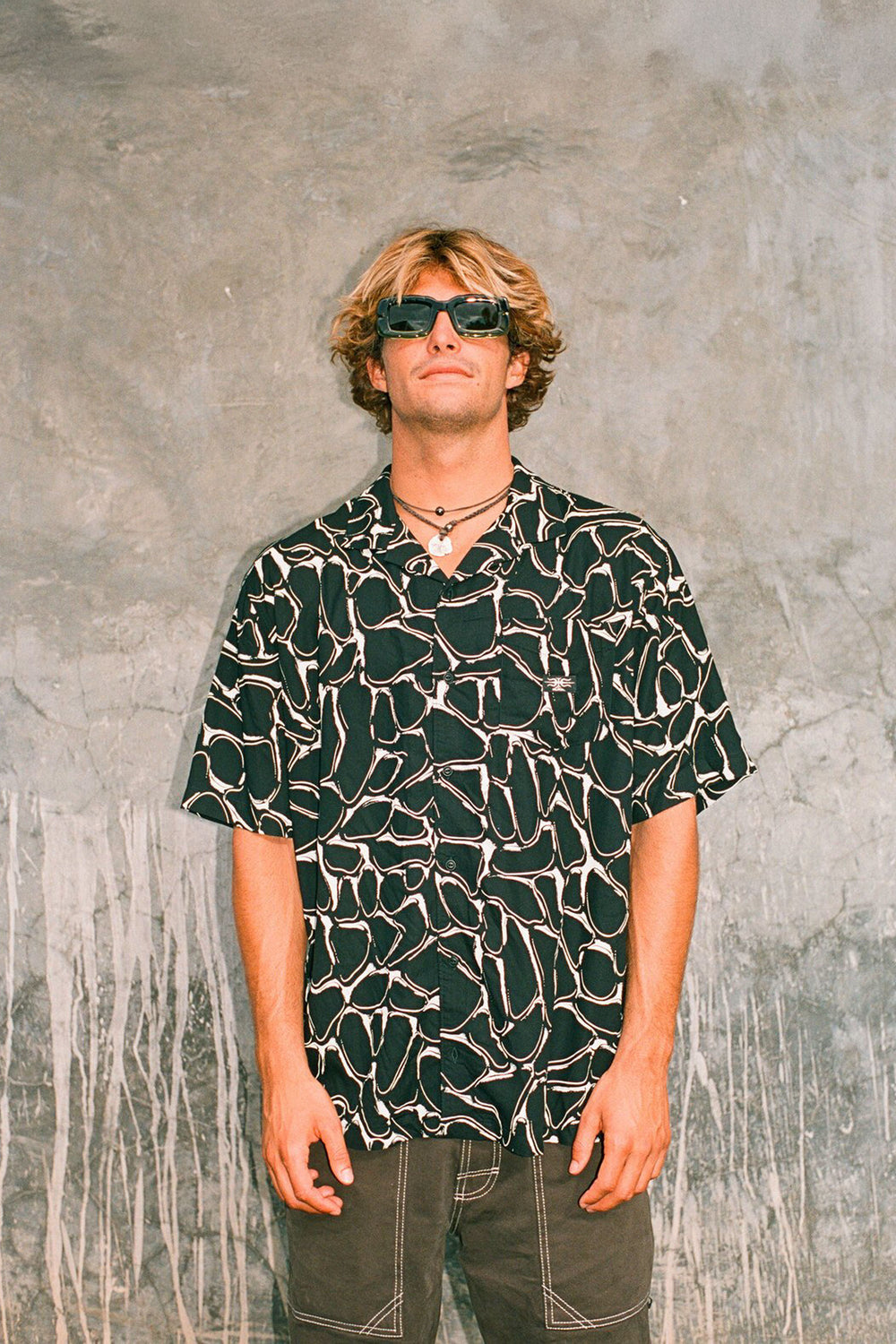 Pukas-Surf-Shop-Shirt-Man-Quicksilver-Mercury-Chrome-Black