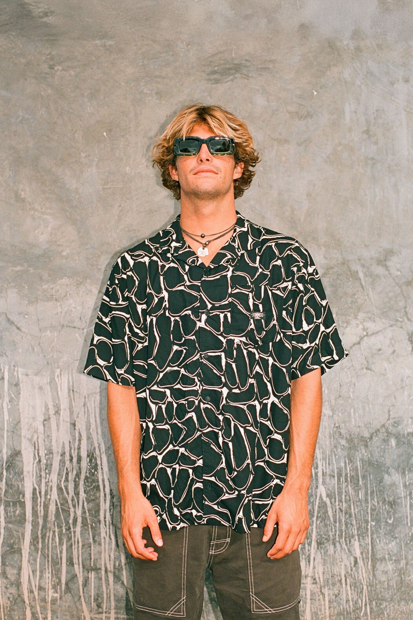 Pukas-Surf-Shop-Shirt-Man-Quicksilver-Mercury-Chrome-Black