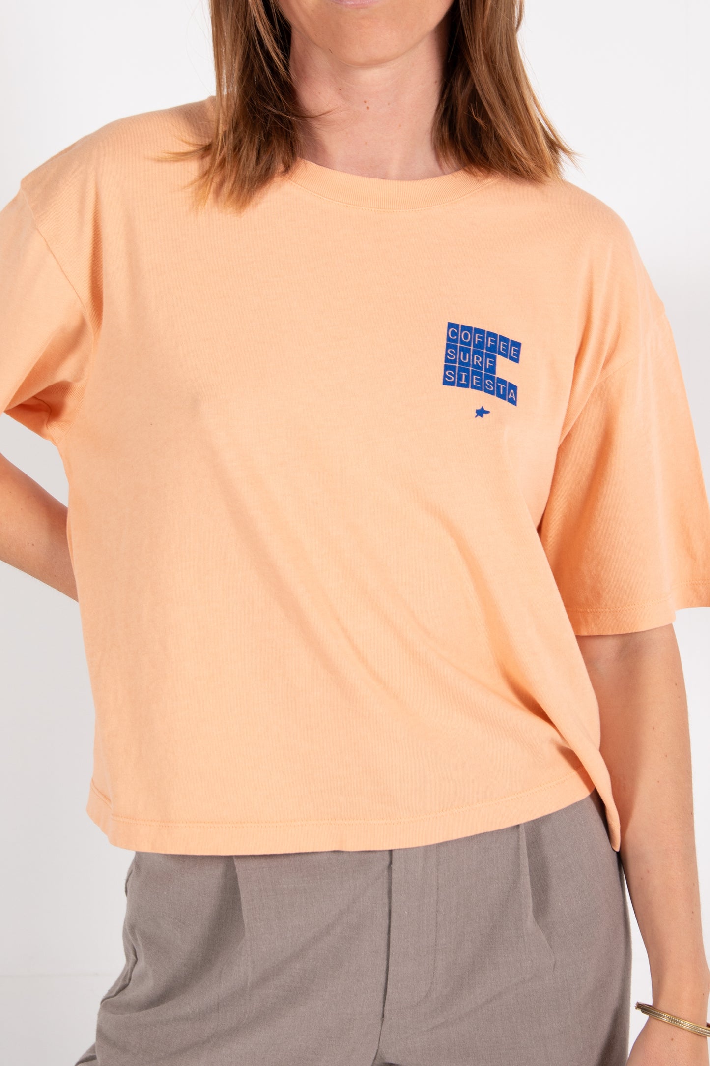 Pukas-Surf-Shop-Surfing-with-amigos-woman-coffee-surf-tee-orange