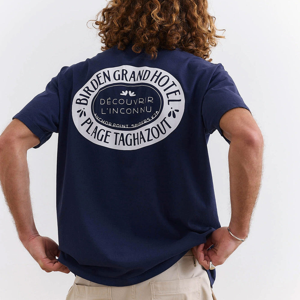 
                      
                        Pukas-Surf-Shop-Tee-Man-Birden-Grand-Hotel-Navy
                      
                    