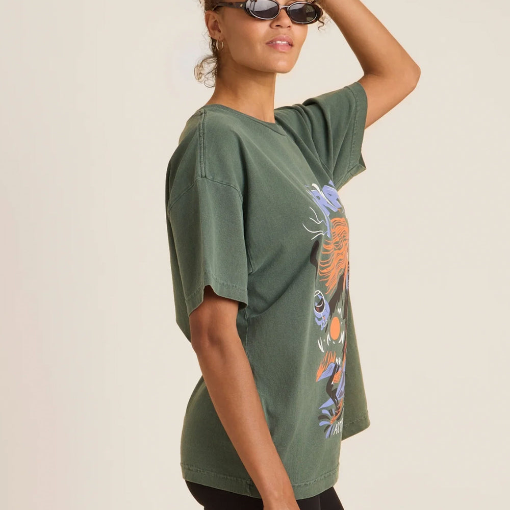 
                      
                        Pukas-Surf-Shop-Tee-Woman-Roark-Gnarway-Oversized-Green
                      
                    