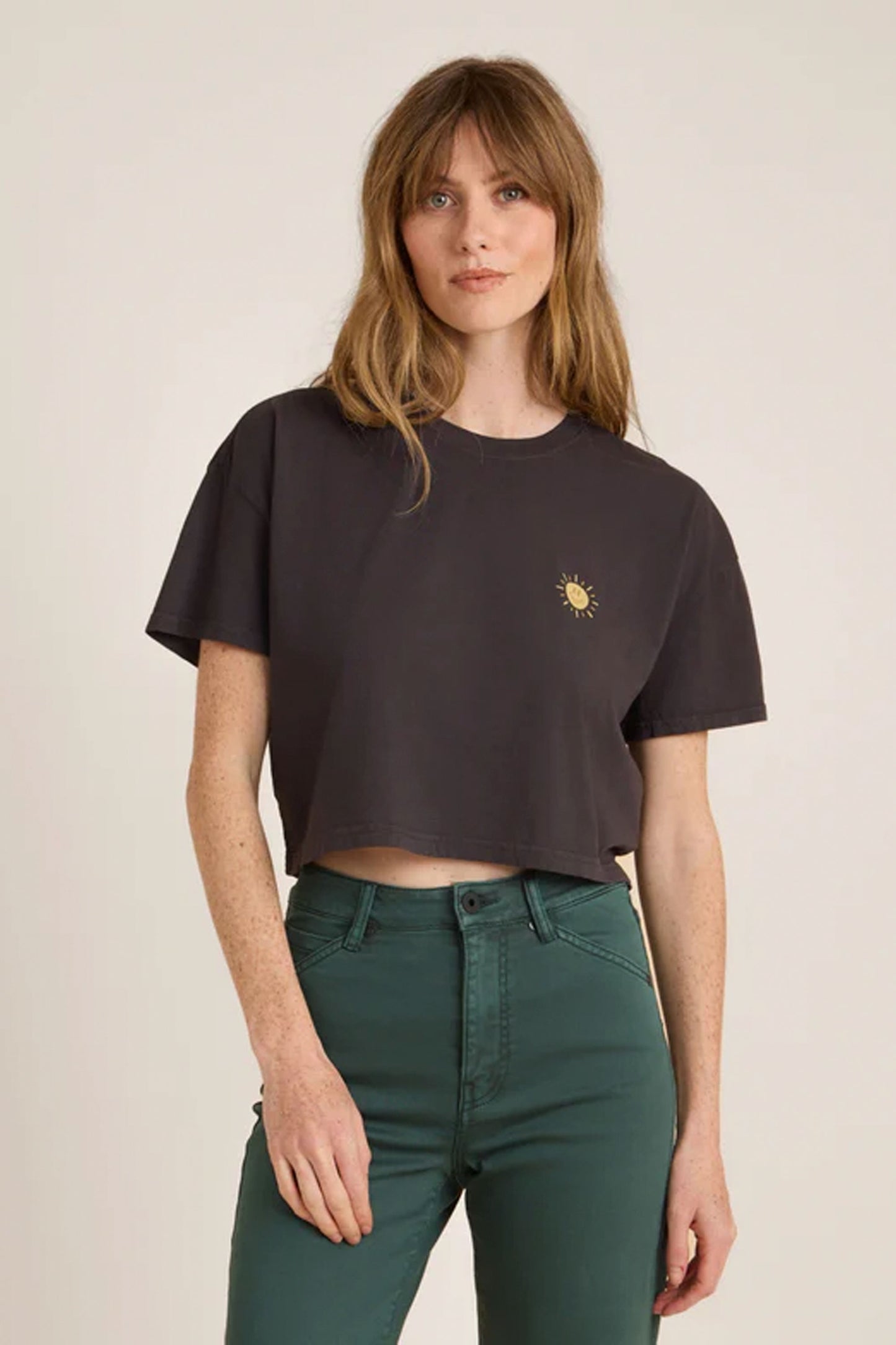 Pukas-Surf-Shop-Tee-Woman-Roark-Seek-Cropped-Boxy-Faded-Black