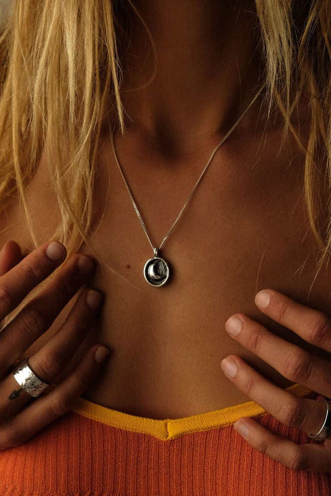 
                  
                    Pukas-Surf-Shop-TwoJeys-Jewellery-Day_Night-Necklace
                  
                