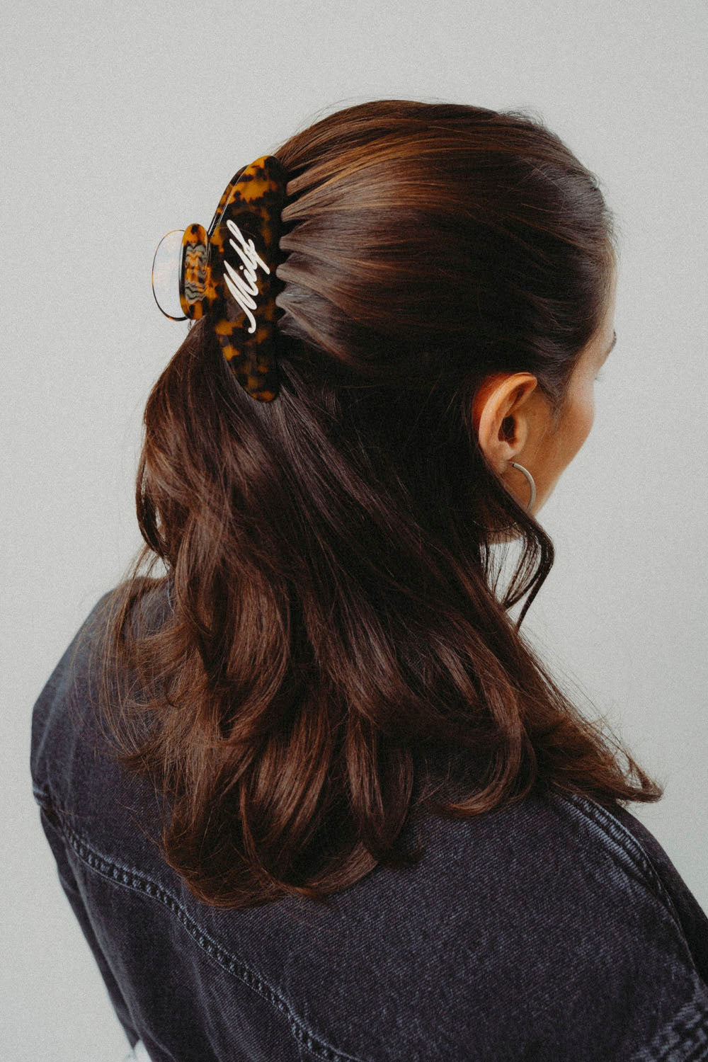 Brown hair clip with a bold, tongue-in-cheek attitude, made to keep your hair up on sunny beach days. Available Online at Pukas Surf Shop.