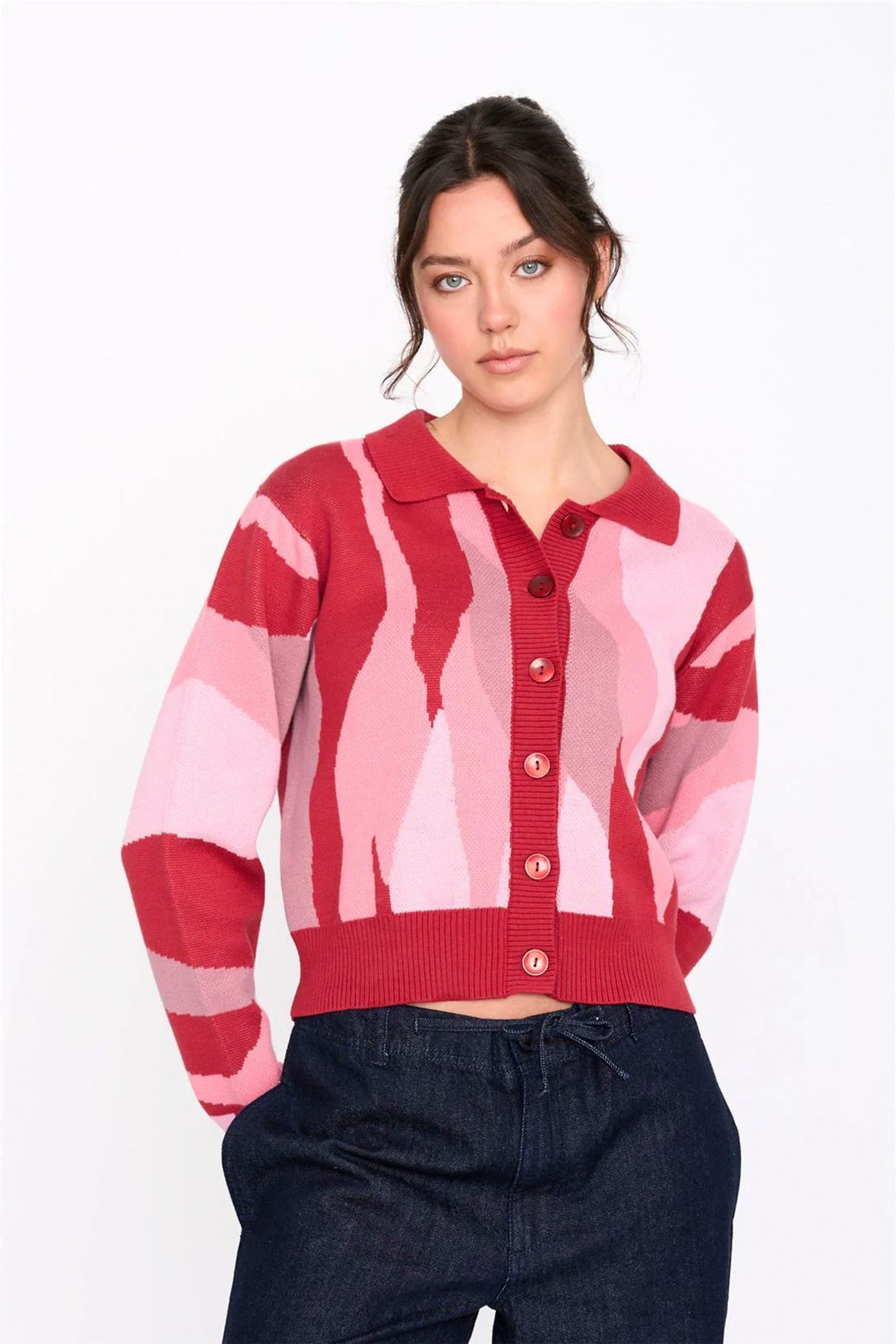 Woman wearing 24COLOURS pink and red cardigan