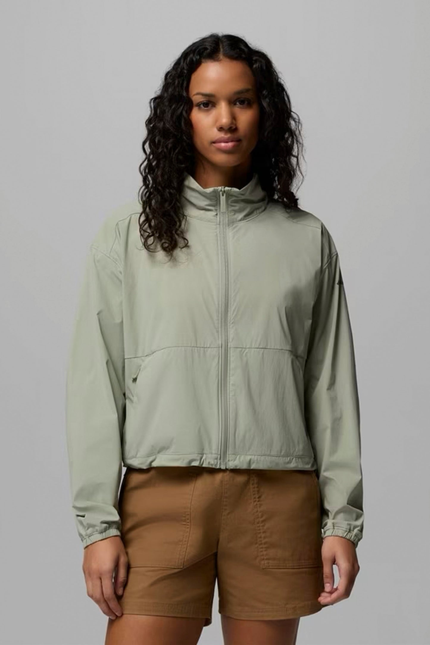 Woman wearing Columbia Amaze Stretch Jacket in Safari beige - front view 