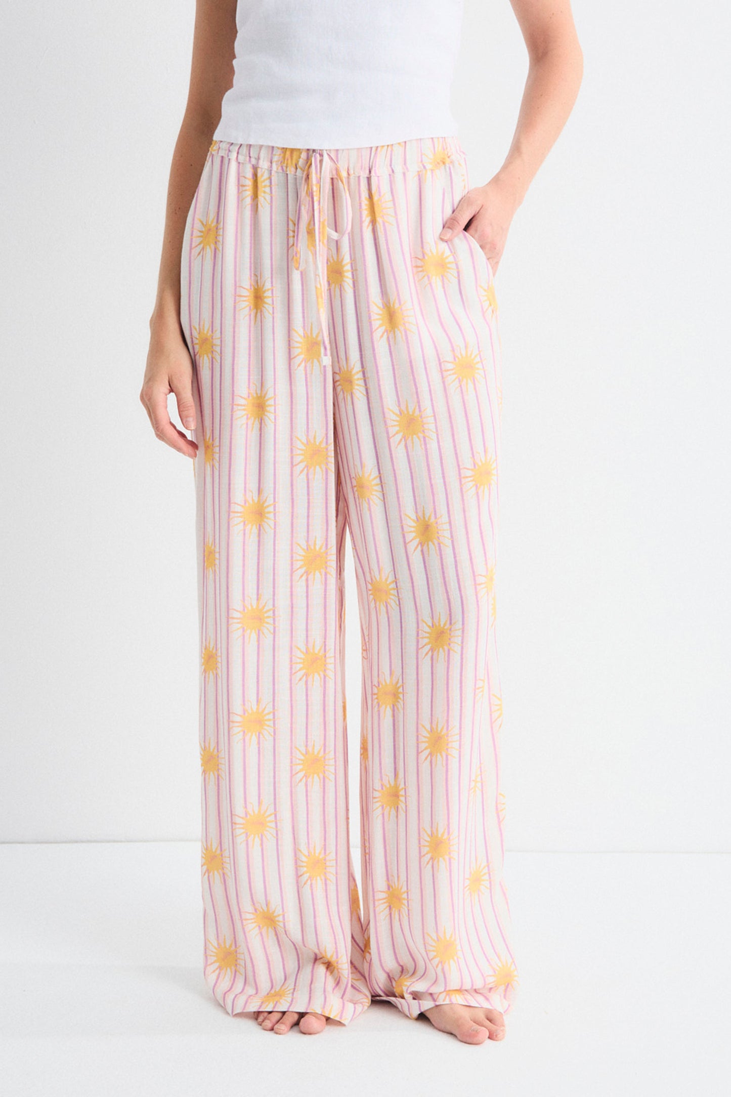 Woman wearing Mus&bombon soleado pants on white background