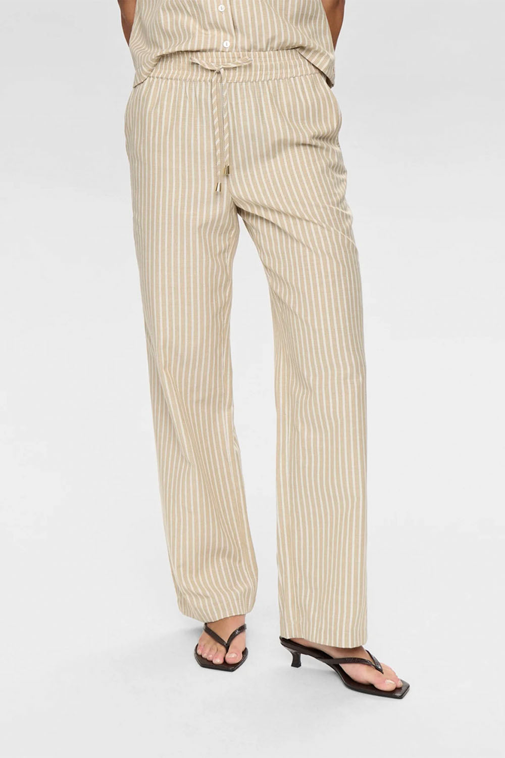 NÜMPH Nuzally Pants Women Irish Cream – Relaxed women's trousers in warm cream tone | Pukas Surf Shop