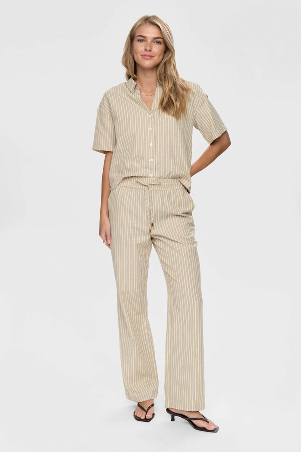 NÜMPH Nuzally Pants Women Irish Cream – Relaxed women's trousers in warm cream tone | Pukas Surf Shop