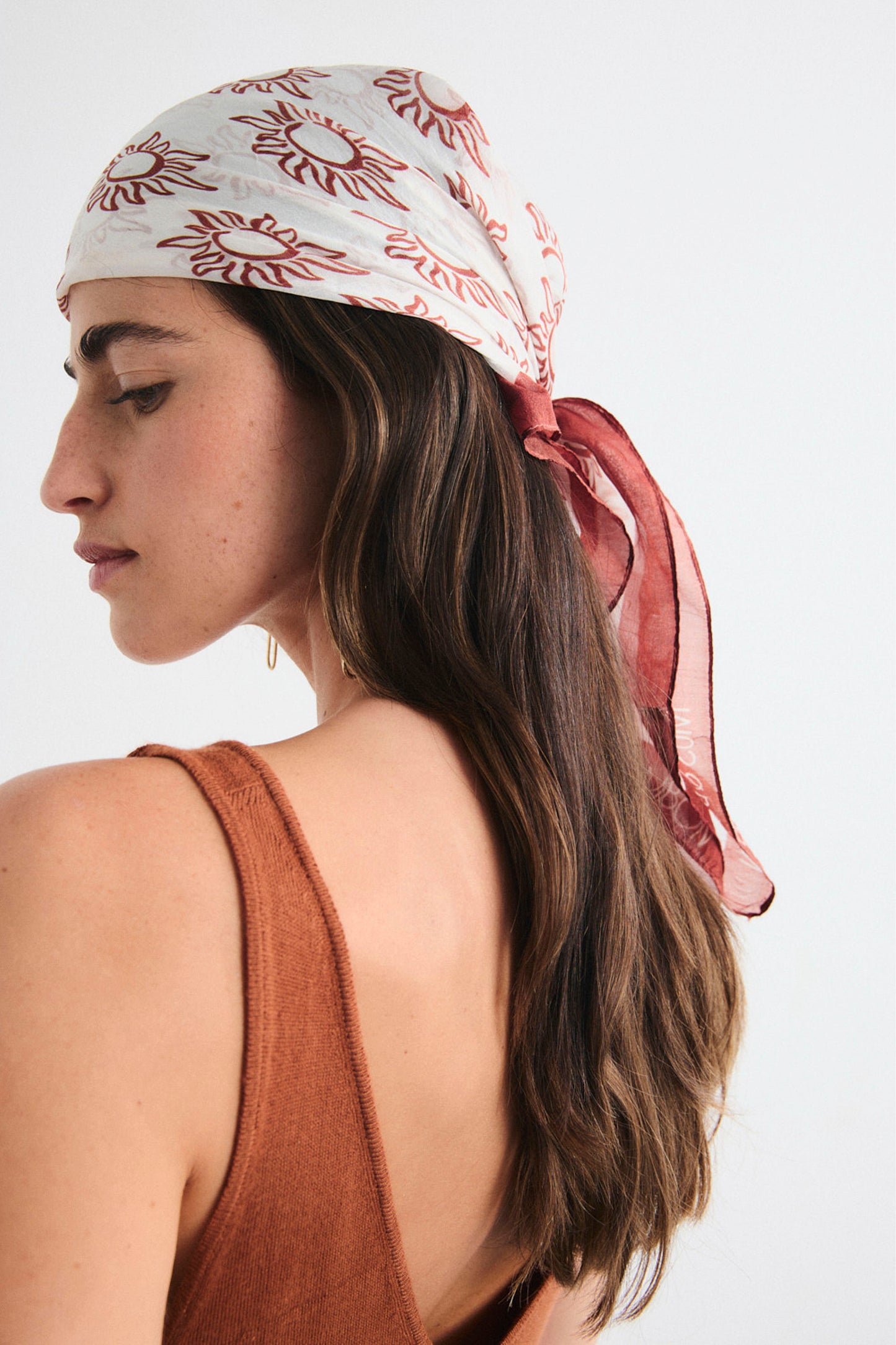 Pukas Surf Shop – Women's Mus & Bombon Kinic Light Scarf in Teja terracotta, styled view