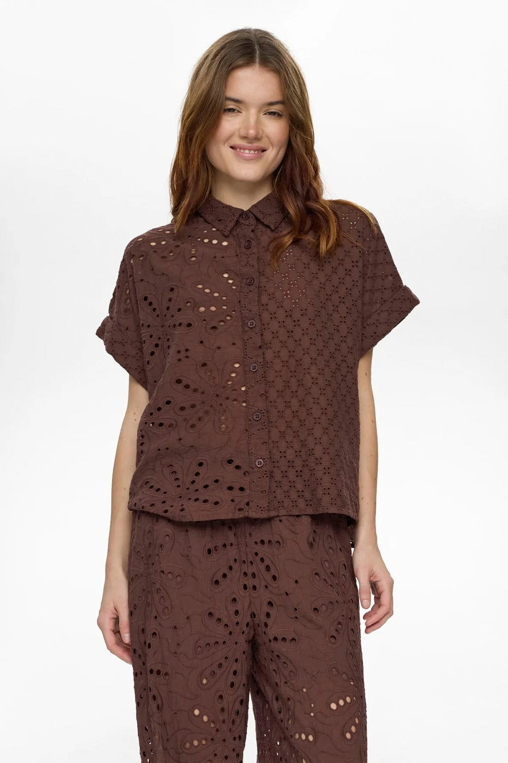 NÜMPH Nupalma Sleeveless Shirt Women Chicory Coffee – Deep-tone summer shirt with feminine cut | Pukas Surf Shop
