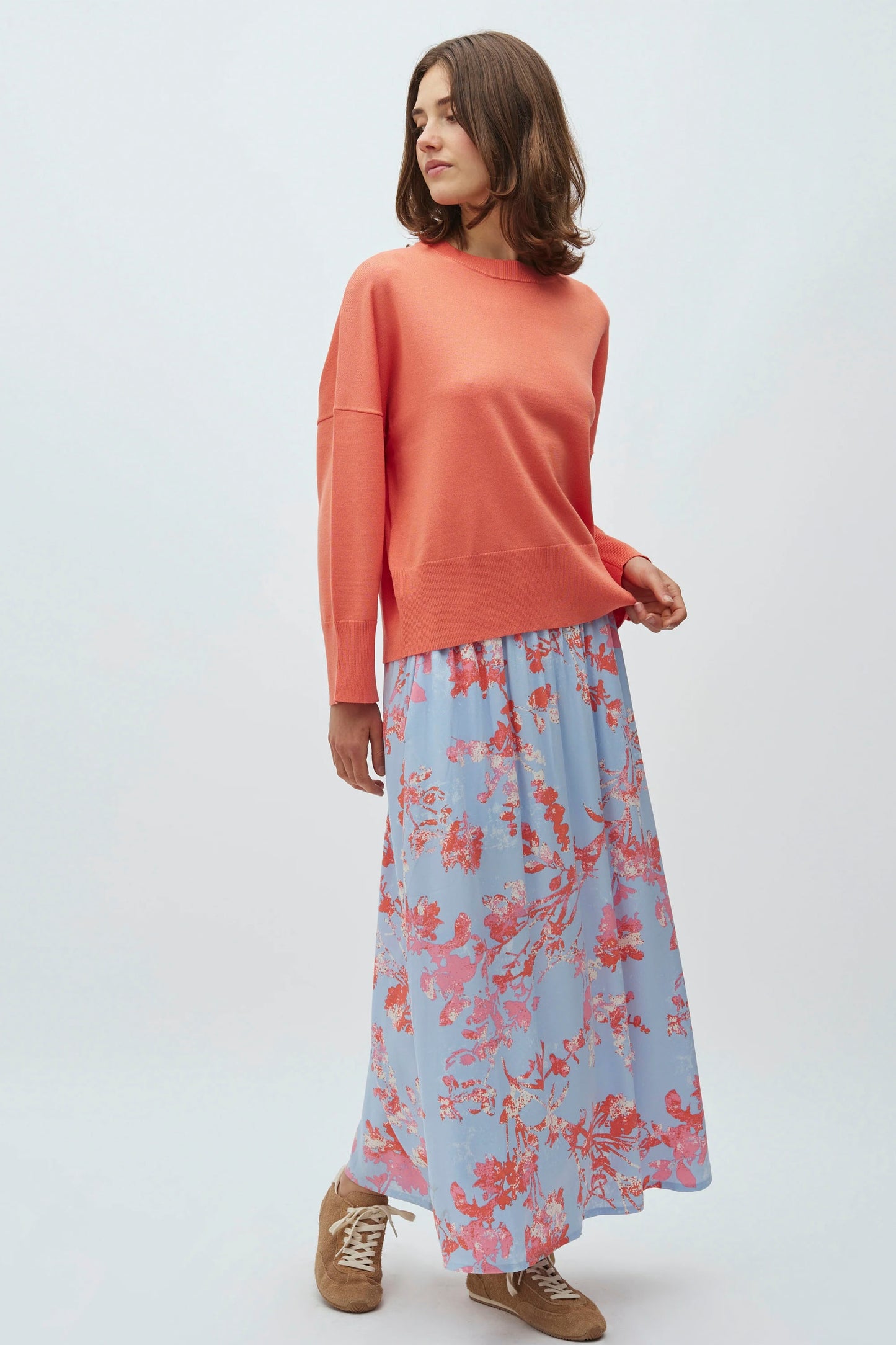 Woman wearing mbyM Gillian Sweater in Emberglow in white background