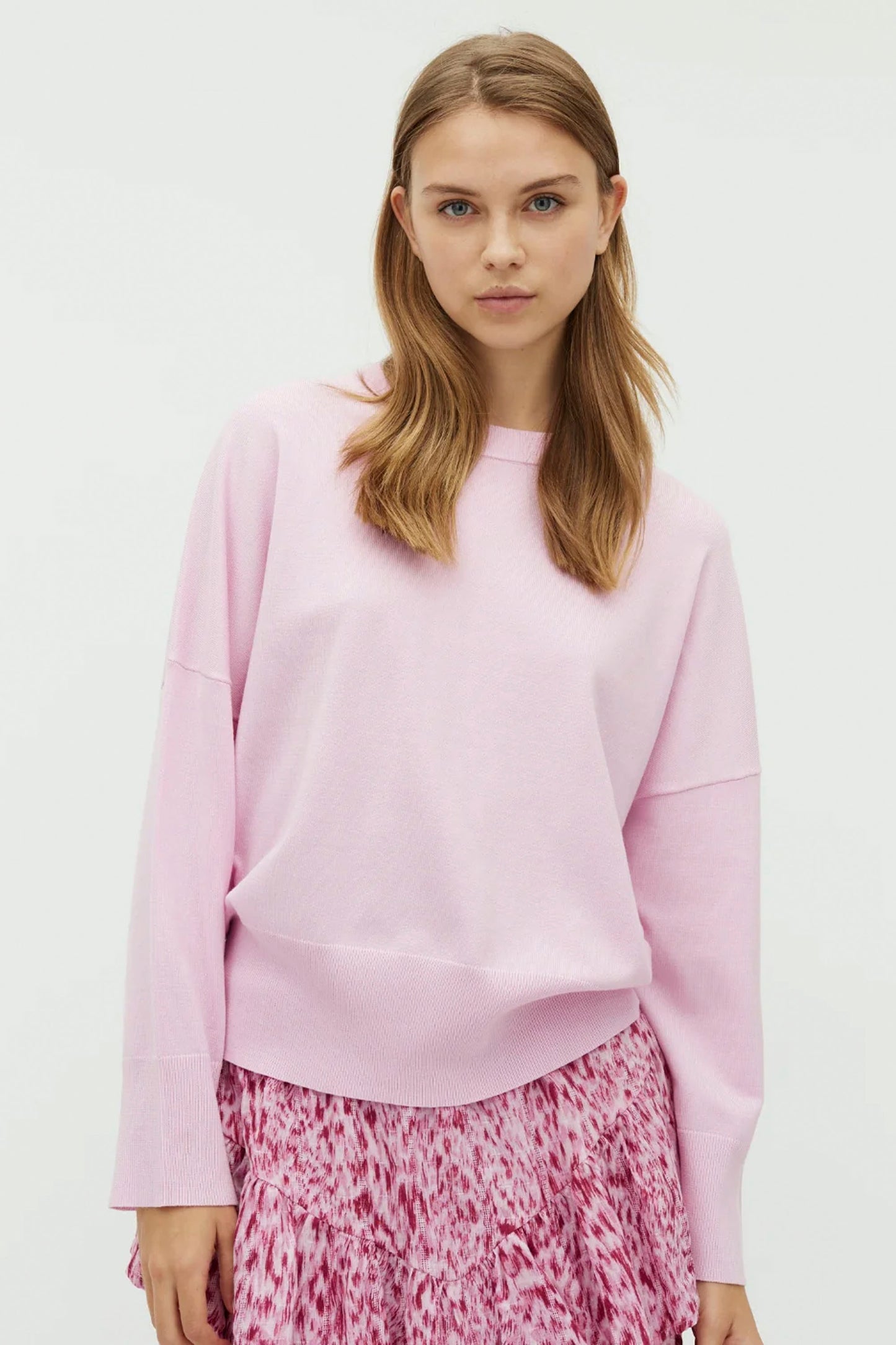 Woman wearing mbyM Gillian Sweater Light Pink in a white background 