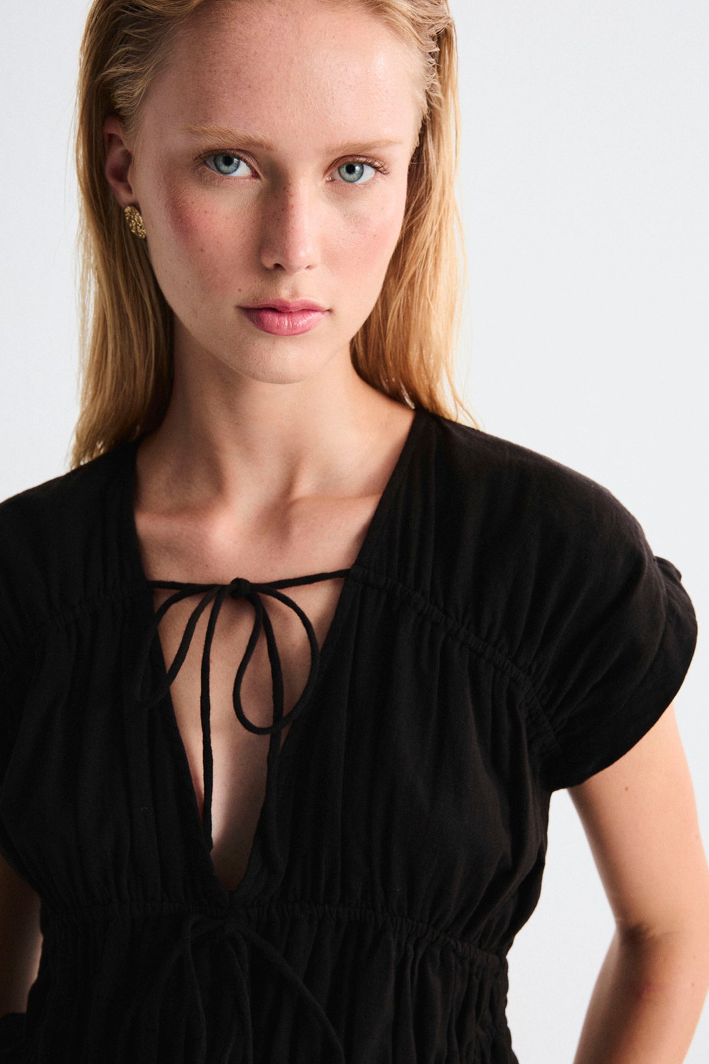 MUS & BOMBON Greta black sleeveless top for women - V-neckline front view at Pukas Surf Shop