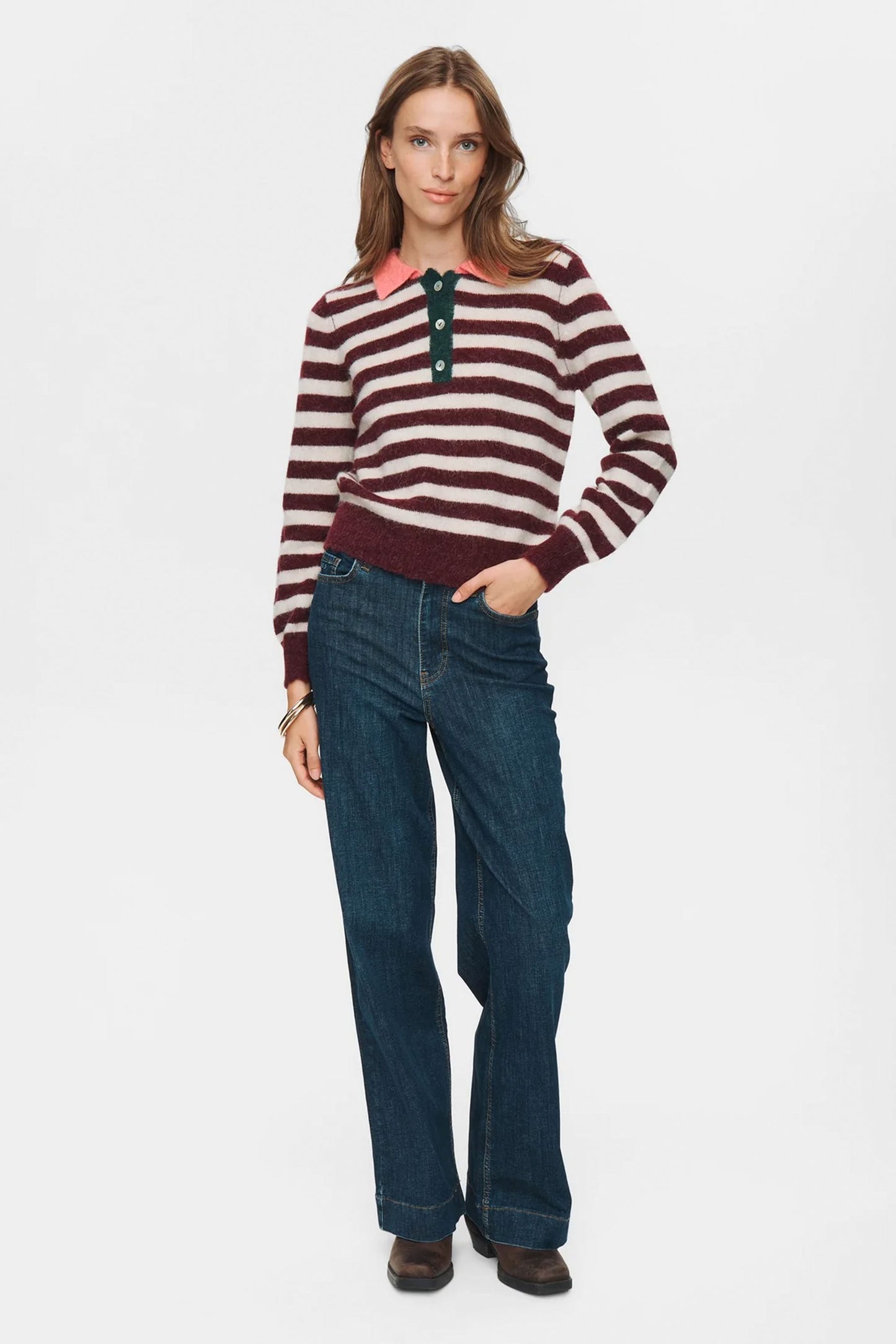 Pukas Surf Shop Woman wearing a striped sweater and blue jeans Nümph